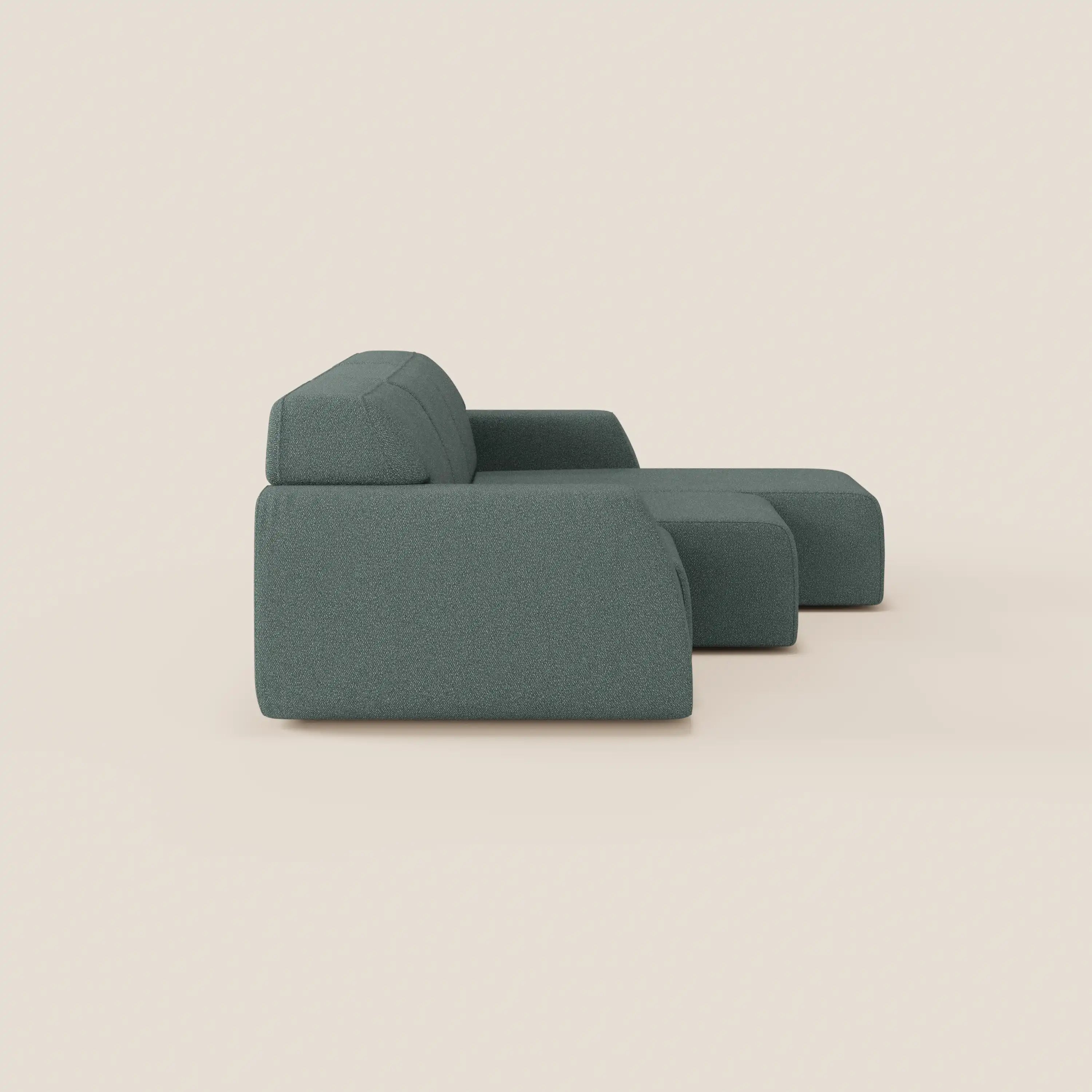 Il Divano angolare Orbit con penisola reversibile di Divani.Store, con tutte le sedute allungabili in tessuto smacchiabile effetto cotone T33 verde scuro, presenta linee pulite e ampi braccioli su sfondo beige chiaro.