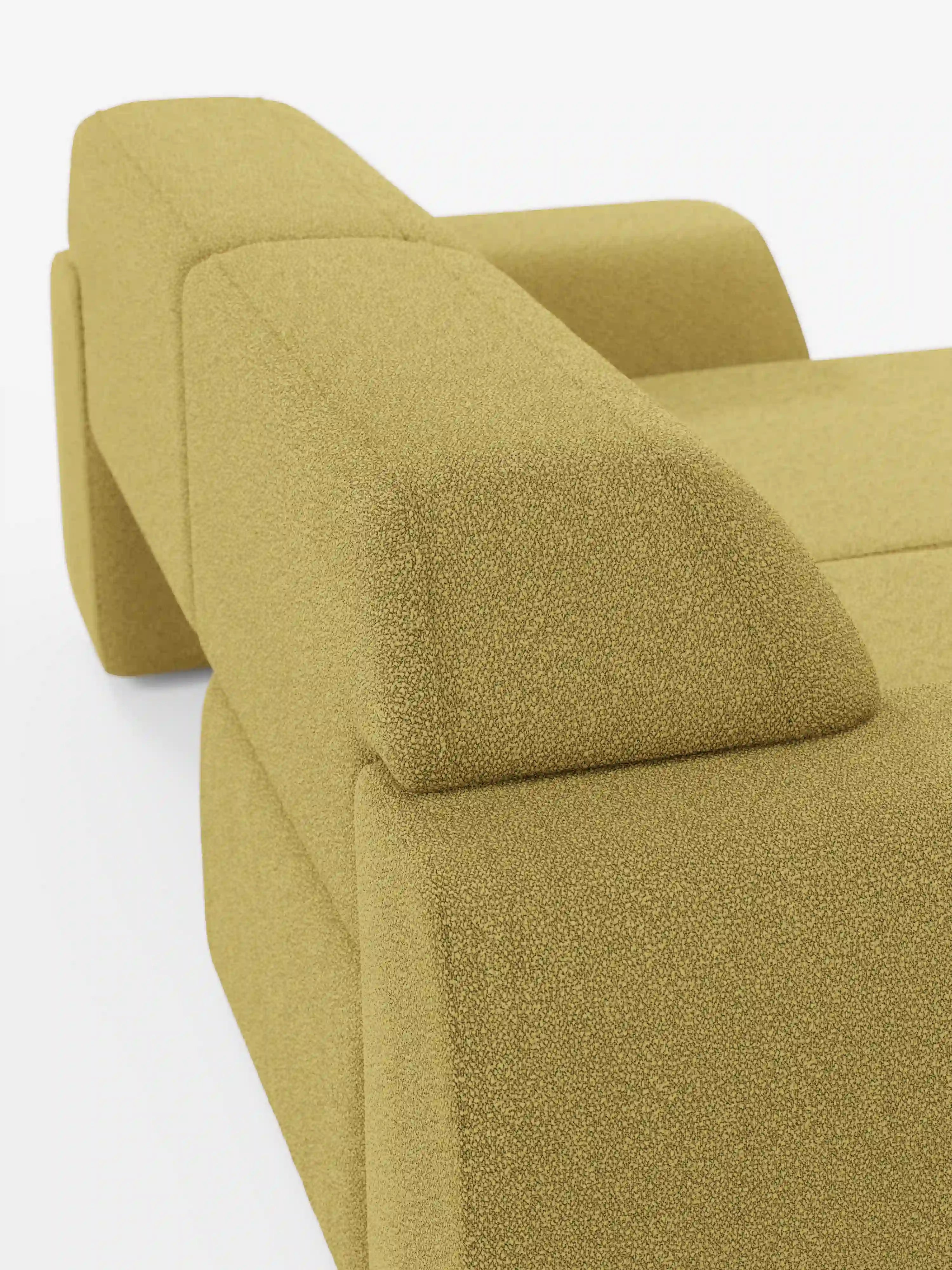 Un primo piano del divano Orbit a 2 e 3 posti con sedute scorrevoli di Divani.Store, interamente rivestito in tessuto T33 effetto cotone, sfoderabile e antimacchia, color giallo senape. Questo moderno divano componibile presenta ampi braccioli, linee angolari pulite e un aspetto morbido e massiccio, qui ripreso dall’angolo posteriore su sfondo bianco.