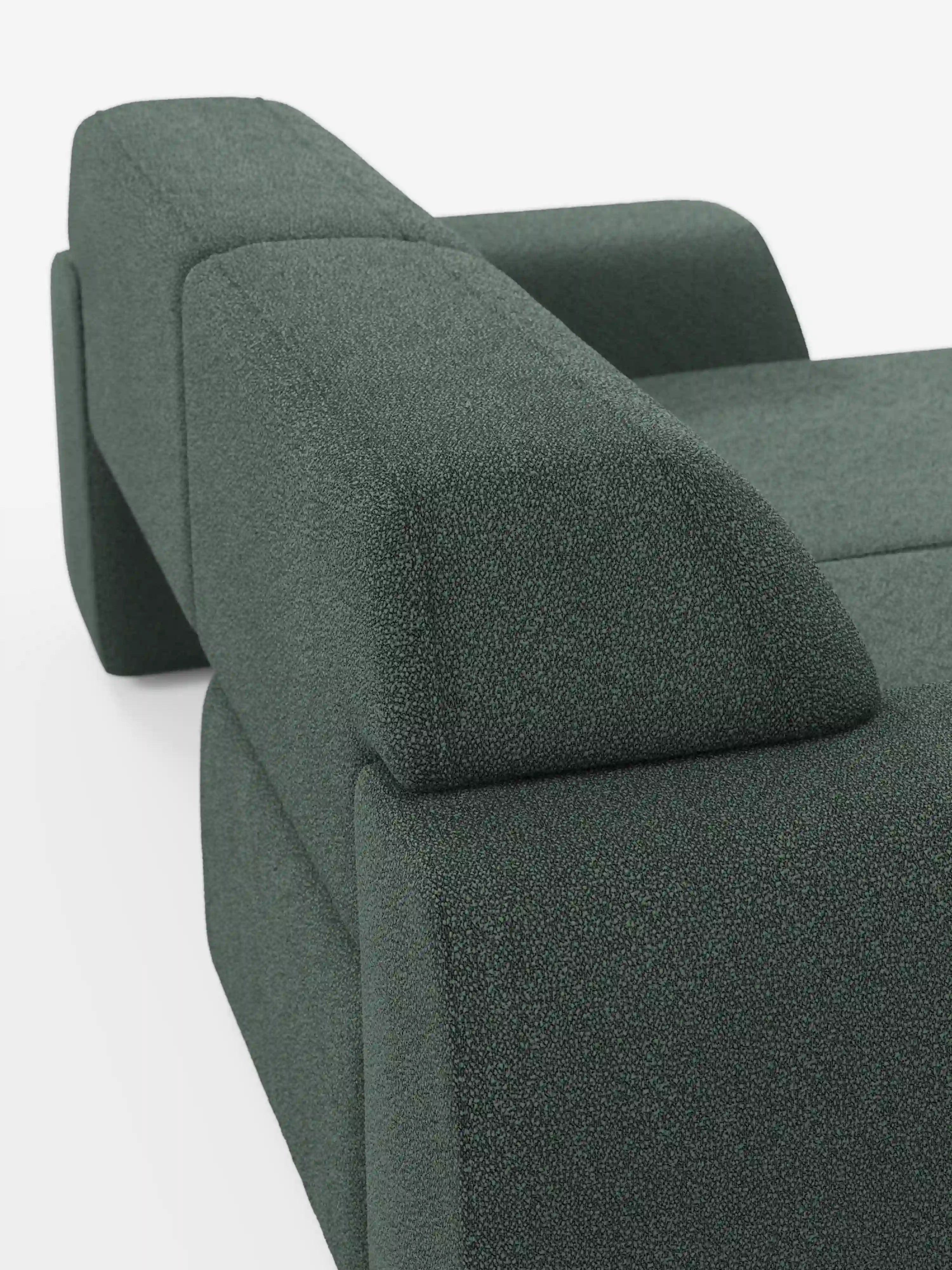Un primo piano del divano a 3 posti Orbit di Divani.Store, rivestito in tessuto T33 effetto cotone verde scuro, resistente alle macchie. Il rivestimento completamente sfoderabile mette in risalto il suo design moderno e geometrico, caratterizzato da braccioli rettangolari dal profilo marcato e da un rivestimento dalla trama rigata. Su uno sfondo bianco a tinta unita, questo divano contemporaneo coniuga stile e comfort grazie alla sua silhouette raffinata e ai pratici sedili scorrevoli.