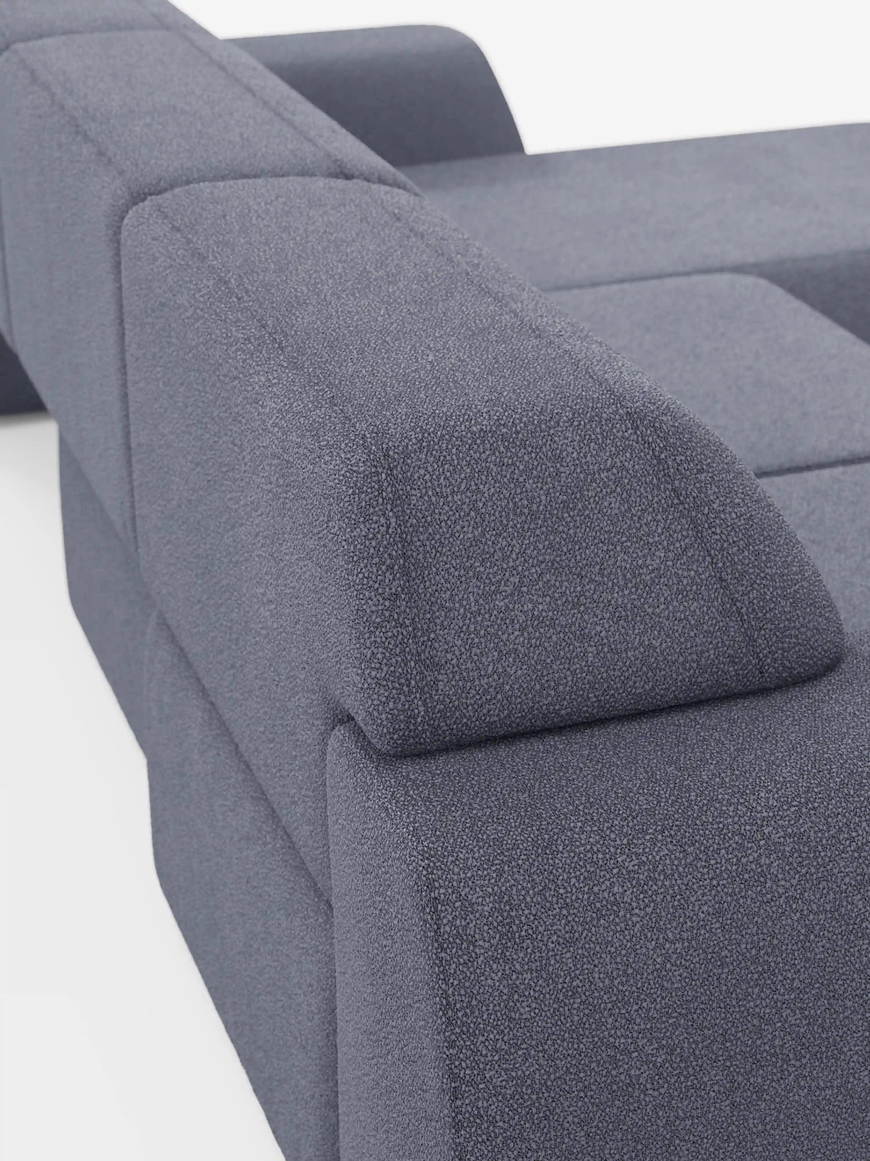 Un primo piano dell’Orbit Divano angolare con penisola reversibile e tutte le sedute allungabili in tessuto smacchiabile effetto cotone T33 di Divani.Store ne mette in risalto il design moderno e modulare, con rivestimento testurizzato effetto cotone. L’attenzione è concentrata sui braccioli e sullo schienale spessi e rettangolari, che mettono in risalto la struttura geometrica e la superficie morbida su uno sfondo bianco: un elegante esempio della collezione premium di Divani.Store.