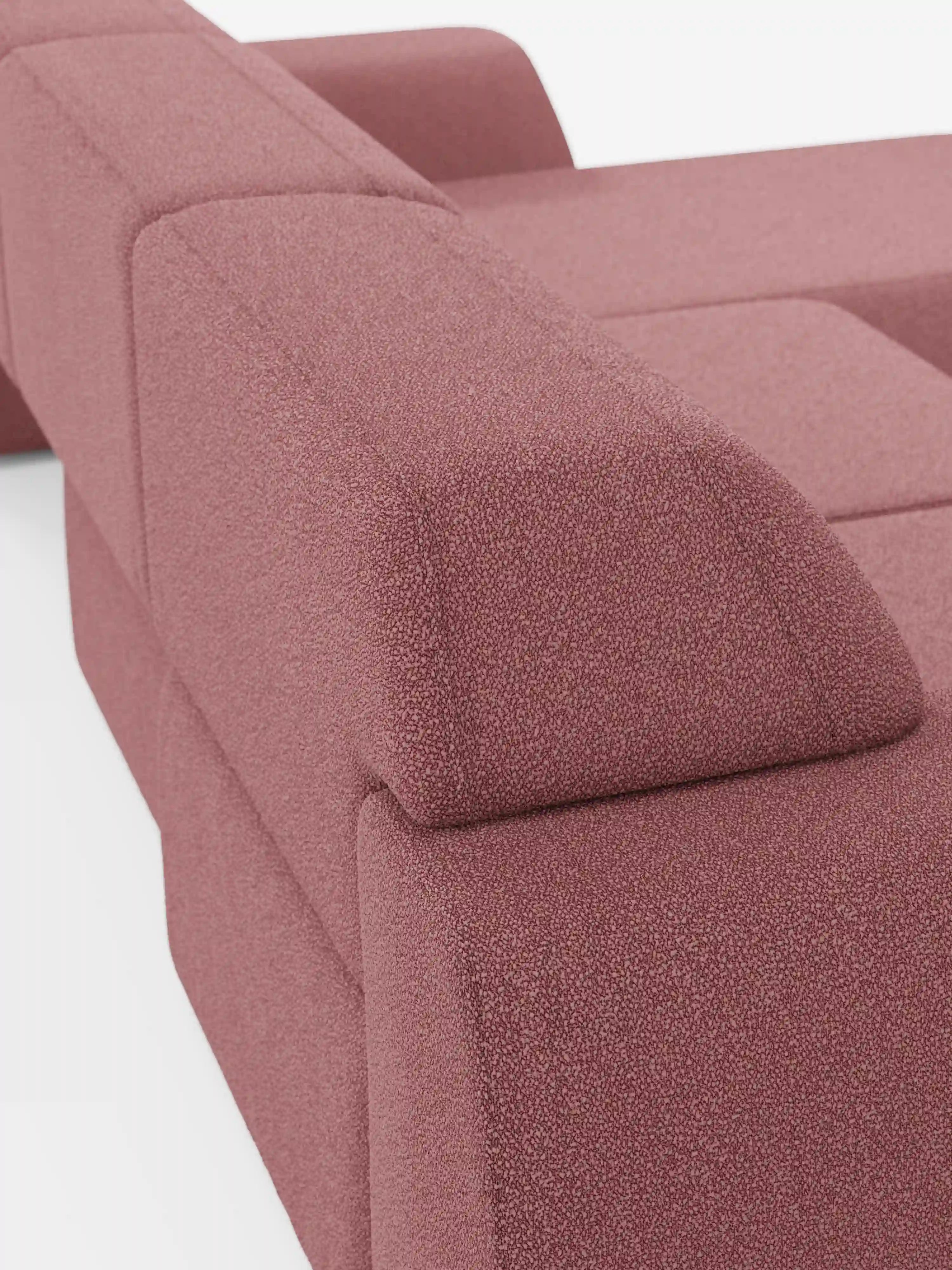 Primo piano del divano angolare Orbit con penisola reversibile e tutte le sedute allungabili di Divani.Store, rivestito in tessuto T33 effetto cotone antimacchia. L’immagine mette in risalto i braccioli squadrati e lo schienale imbottito, esaltando le linee geometriche e il morbido rivestimento effetto cotone, facile da pulire. Sullo sfondo bianco a tinta unita, spicca il design italiano di alta gamma di questo divano componibile.