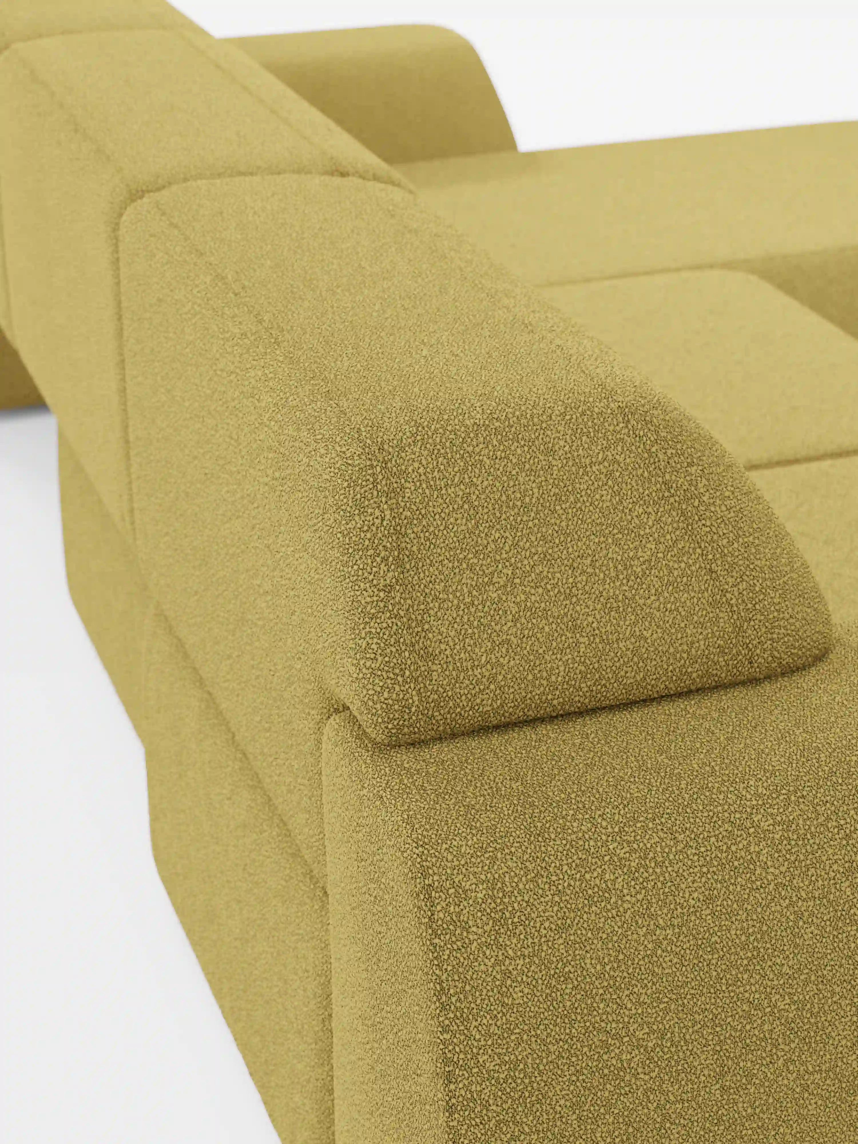 Primo piano del divano angolare Orbit con penisola reversibile e tutte le sedute allungabili di Divani.Store, rivestito in tessuto T33 testurizzato effetto cotone, resistente alle macchie, in giallo senape. L’immagine mette in risalto il bracciolo e la parte superiore dello schienale, caratterizzati da linee geometriche pulite su uno sfondo bianco a tinta unita. Il divano si caratterizza per un aspetto morbido e imbottito e uno stile minimalista.