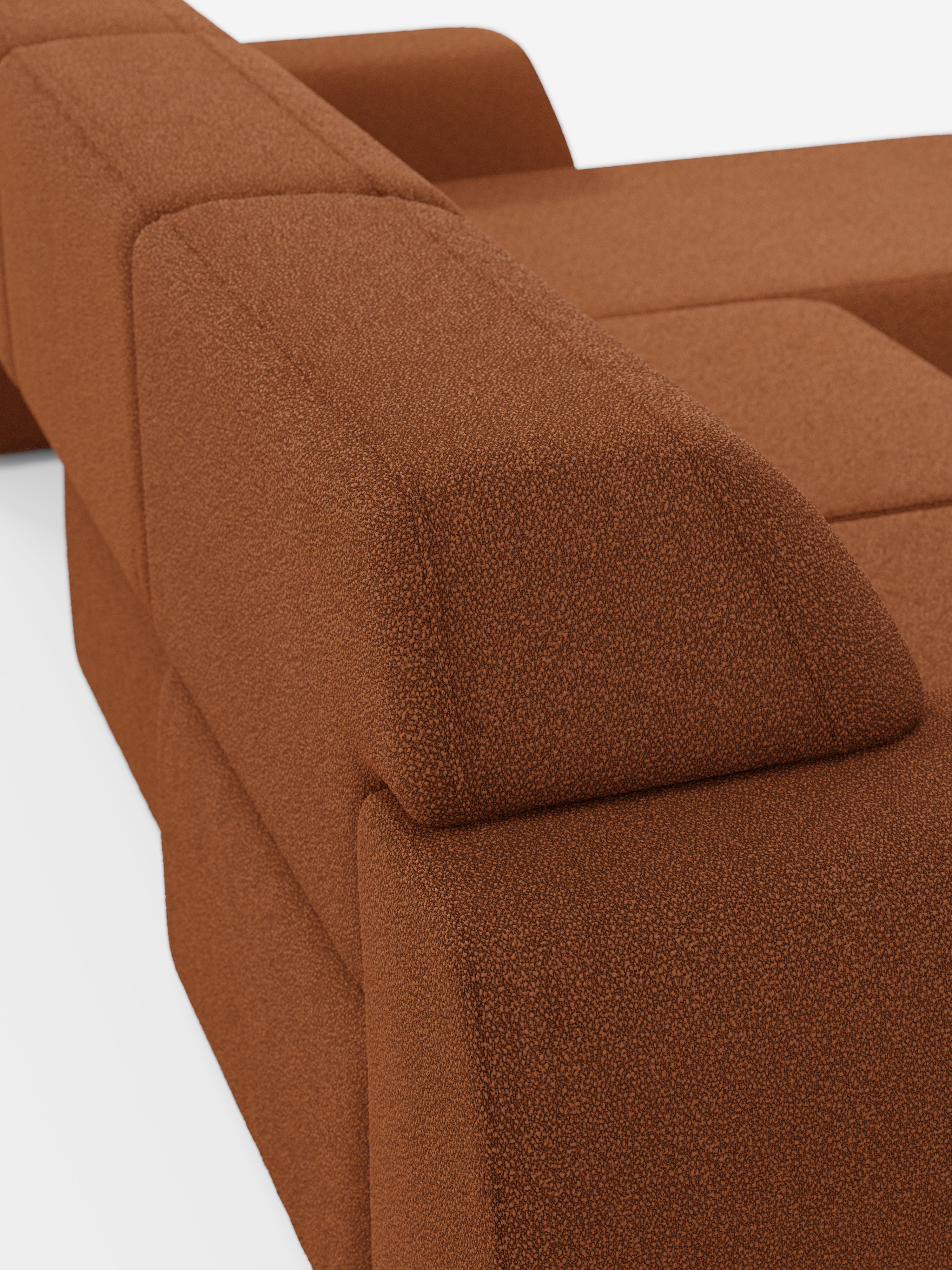 Un primo piano del divano angolare Orbit con penisola reversibile e tutte le sedute allungabili in tessuto smacchiabile effetto cotone T33 di Divani.Store ne mette in risalto il design moderno e modulare, caratterizzato da un rivestimento testurizzato effetto cotone. L'immagine mette in risalto le linee pulite, la forma geometrica squadrata e i cuscini dei braccioli e della seduta angolari di questo divano di alta gamma su uno sfondo bianco.
