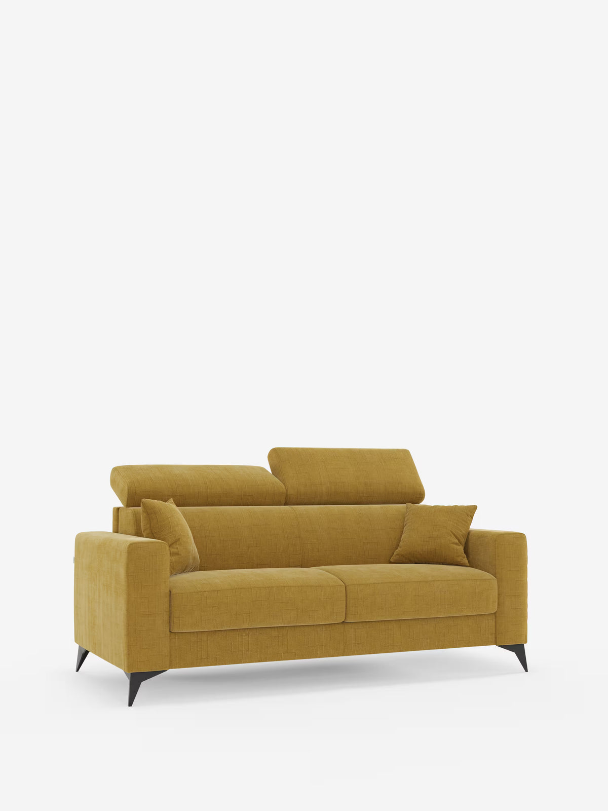 Un divano letto matrimoniale Pegaso color giallo senape di Divani.Store, caratterizzato da linee essenziali, due cuscini di seduta, due cuscini decorativi abbinati, poggiatesta regolabili in tessuto jacquard (T22) e gambe angolate nere, su uno sfondo bianco a tinta unita.