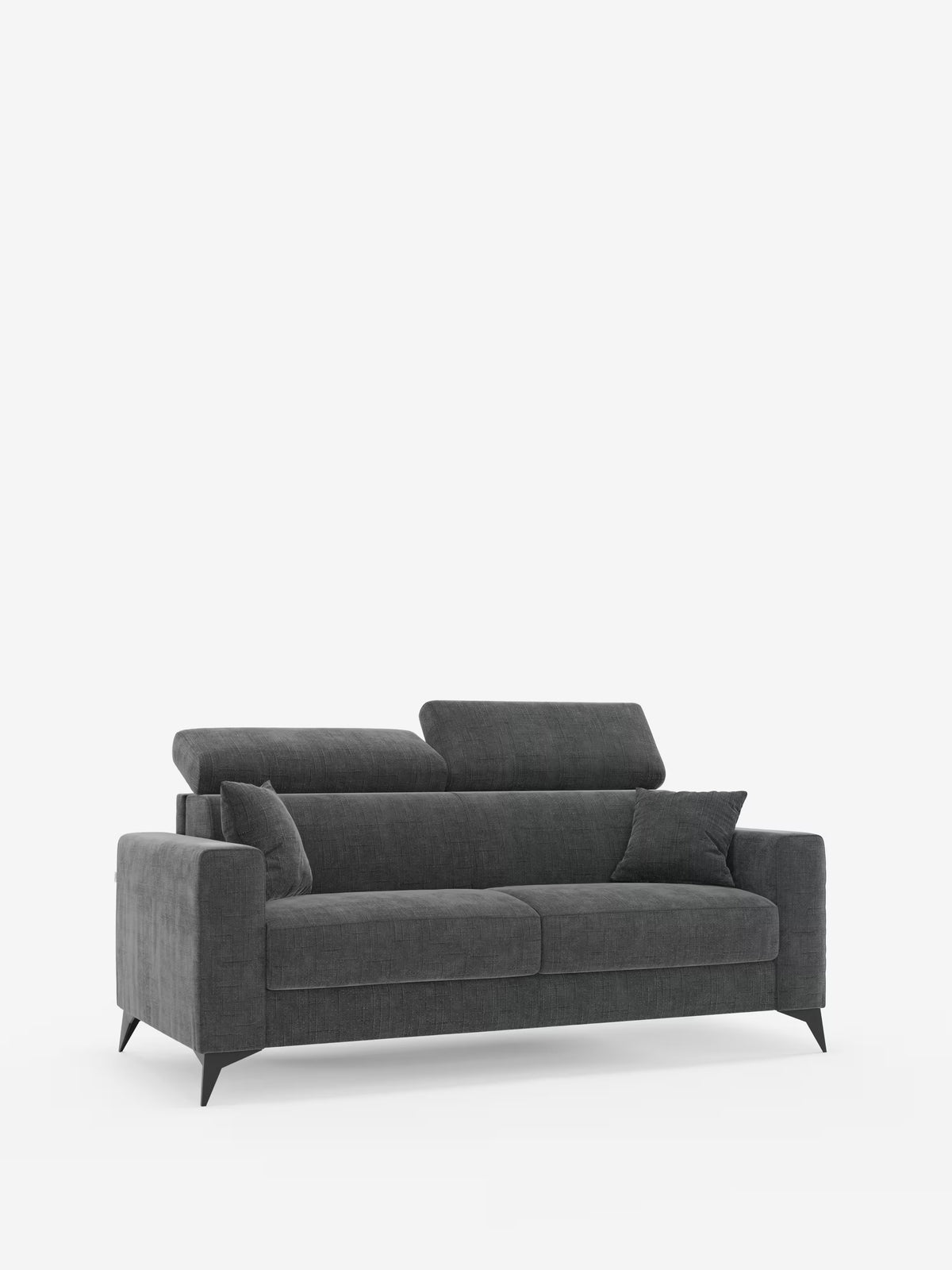 Un divano letto matrimoniale Pegaso di design contemporaneo di Divani.Store, rivestito in tessuto jacquard smacchiabile T22 grigio scuro, è dotato di due poggiatesta regolabili, due cuscini coordinati ed eleganti gambe nere angolate. Questo raffinato complemento d’arredo è messo in risalto da uno sfondo bianco a tinta unita.