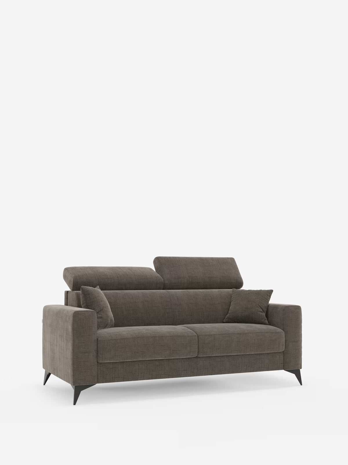 Un divano letto matrimoniale Pegaso di design contemporaneo di Divani.Store, rivestito in tessuto jacquard T22 grigio scuro antimacchia, dotato di due ampi cuscini di seduta, due schienali abbinati con poggiatesta regolabili, due cuscini quadrati coordinati e sottili gambe angolate nere — il tutto in primo piano su uno sfondo bianco a tinta unita.