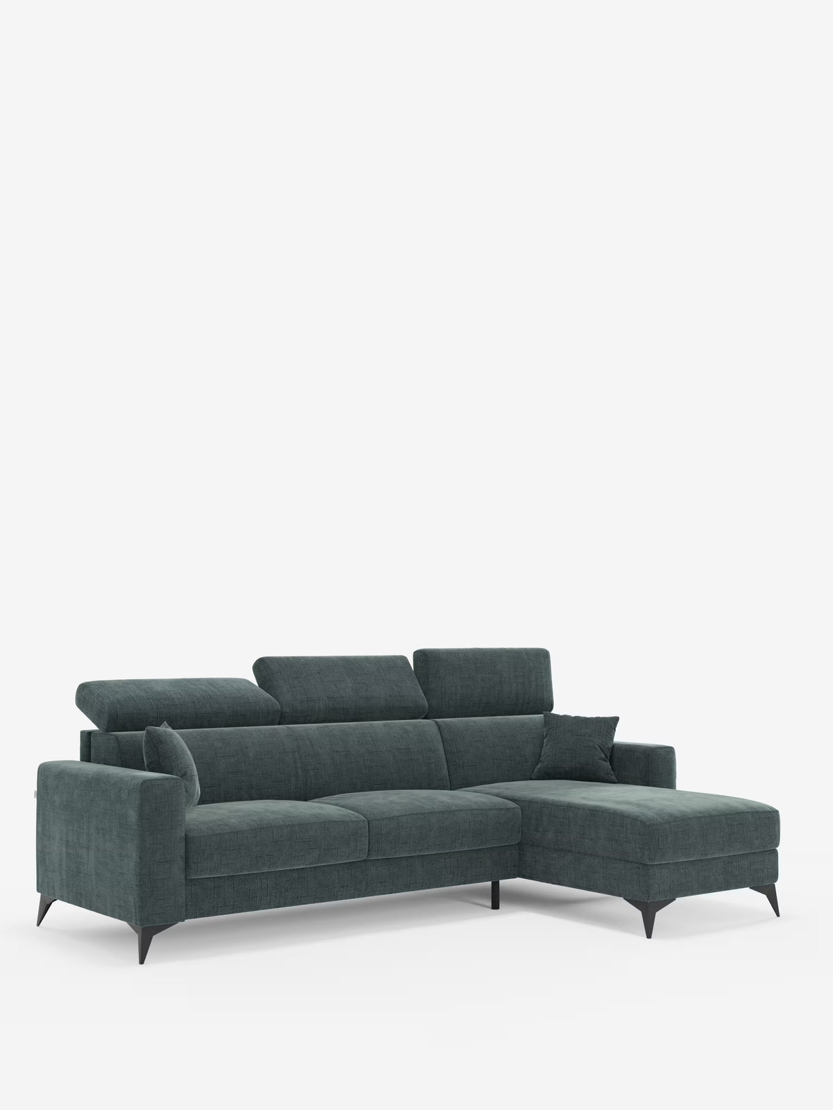 Il divano letto angolare Pegaso con poggiatesta reclinabili e penisola contenitore in tessuto jacquard smacchiabile T22 di Divani.Store presenta un design moderno in verde scuro, con una chaise longue estesa sul lato destro dotata di vano contenitore, sottili gambe nere, poggiatesta regolabili e un cuscino decorativo coordinato. La sua estetica pulita e minimalista risalta sullo sfondo bianco a tinta unita.