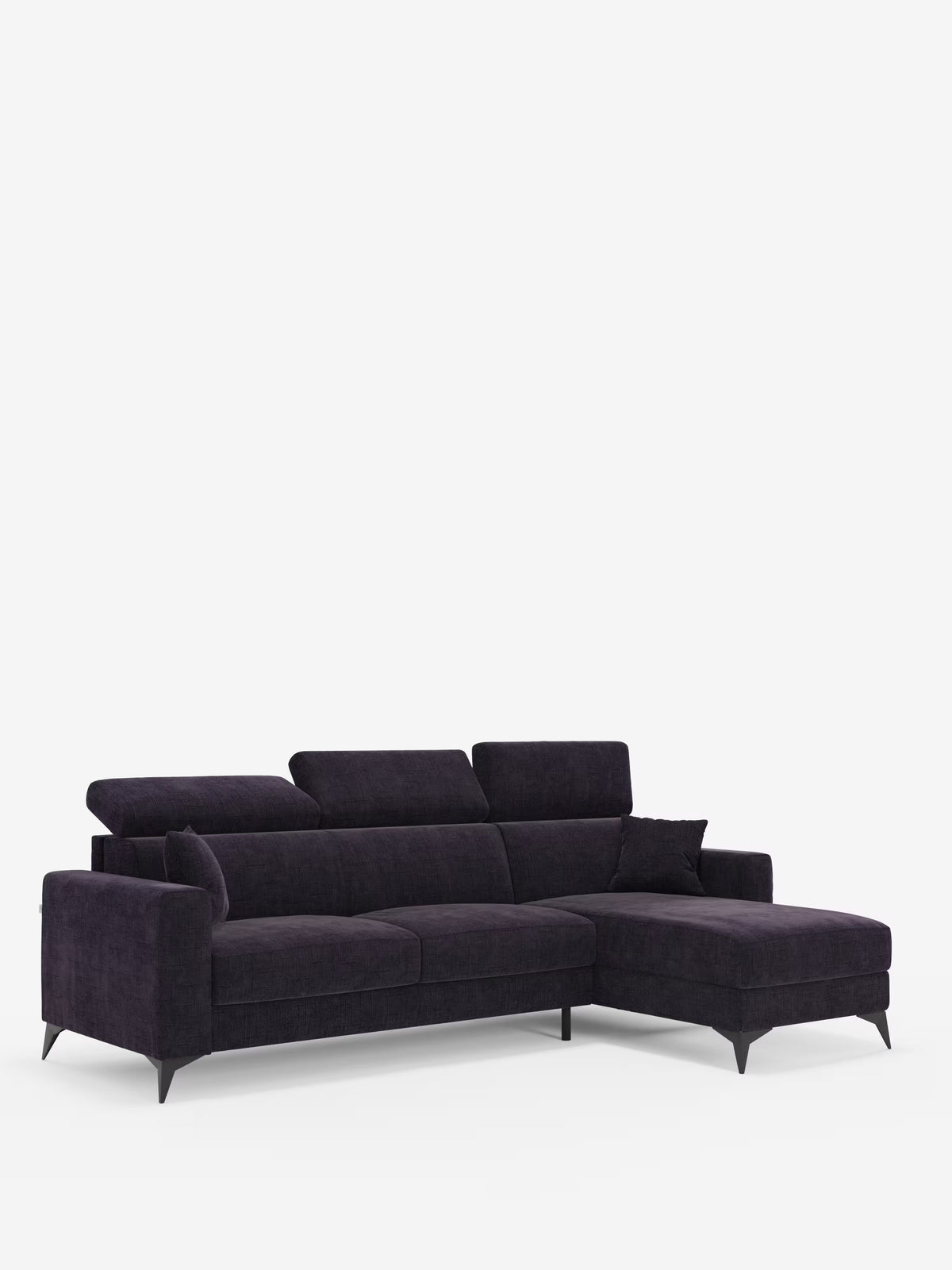 Un divano letto angolare Pegaso in stile contemporaneo di Divani.Il modello Store, realizzato in tessuto jacquard T22 viola scuro resistente alle macchie, presenta gambe angolari nere, una chaise longue contenitiva sul lato destro (penisola contenitore), tre cuscini di seduta, poggiatesta reclinabili, schienali imbottiti e un cuscino angolare coordinato. Lo sfondo è bianco a tinta unita.