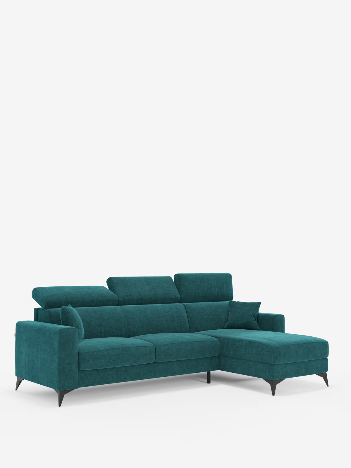 Il divano letto angolare Pegaso di Divani.Store presenta un design contemporaneo a forma di L con poggiatesta regolabili e una chaise longue contenitiva sul lato destro. Rivestito in tessuto jacquard testurizzato e antimacchia (T22), poggia su sottili gambe nere ed è corredato da un cuscino coordinato. Sullo sfondo bianco a tinta unita, le linee pulite e moderne del divano risaltano ancora di più.