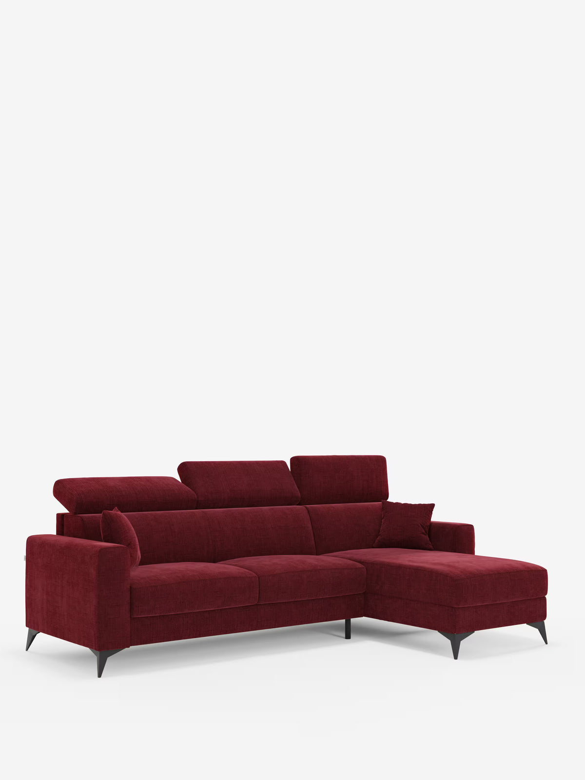 Il divano letto angolare Pegaso di Divani.Store è un divano componibile in stile contemporaneo di colore rosso intenso, dotato di tre cuscini di seduta, una chaise longue sul lato destro con vano contenitore integrato, poggiatesta reclinabili e gambe angolari nere. È rivestito in tessuto jacquard T22 antimacchia su uno sfondo bianco a tinta unita.
