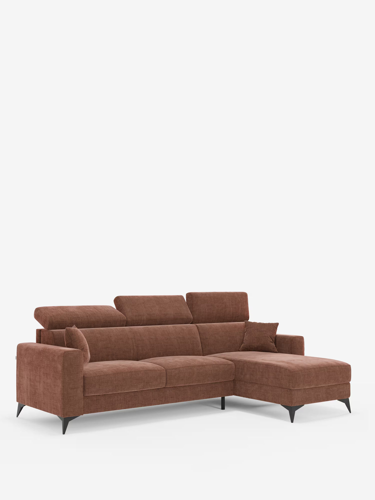 Il divano letto angolare Pegaso di Divani.Store è un moderno divano componibile a L rivestito in tessuto jacquard (T22) di colore marrone-rossastro, resistente alle macchie. È dotato di ampi cuscini di seduta, poggiatesta reclinabili regolabili, sottili gambe nere, una comoda chaise longue contenitore (penisola contenitore) e include un cuscino decorativo abbinato. Questo divano moderno offre comfort e versatilità su uno sfondo bianco semplice.