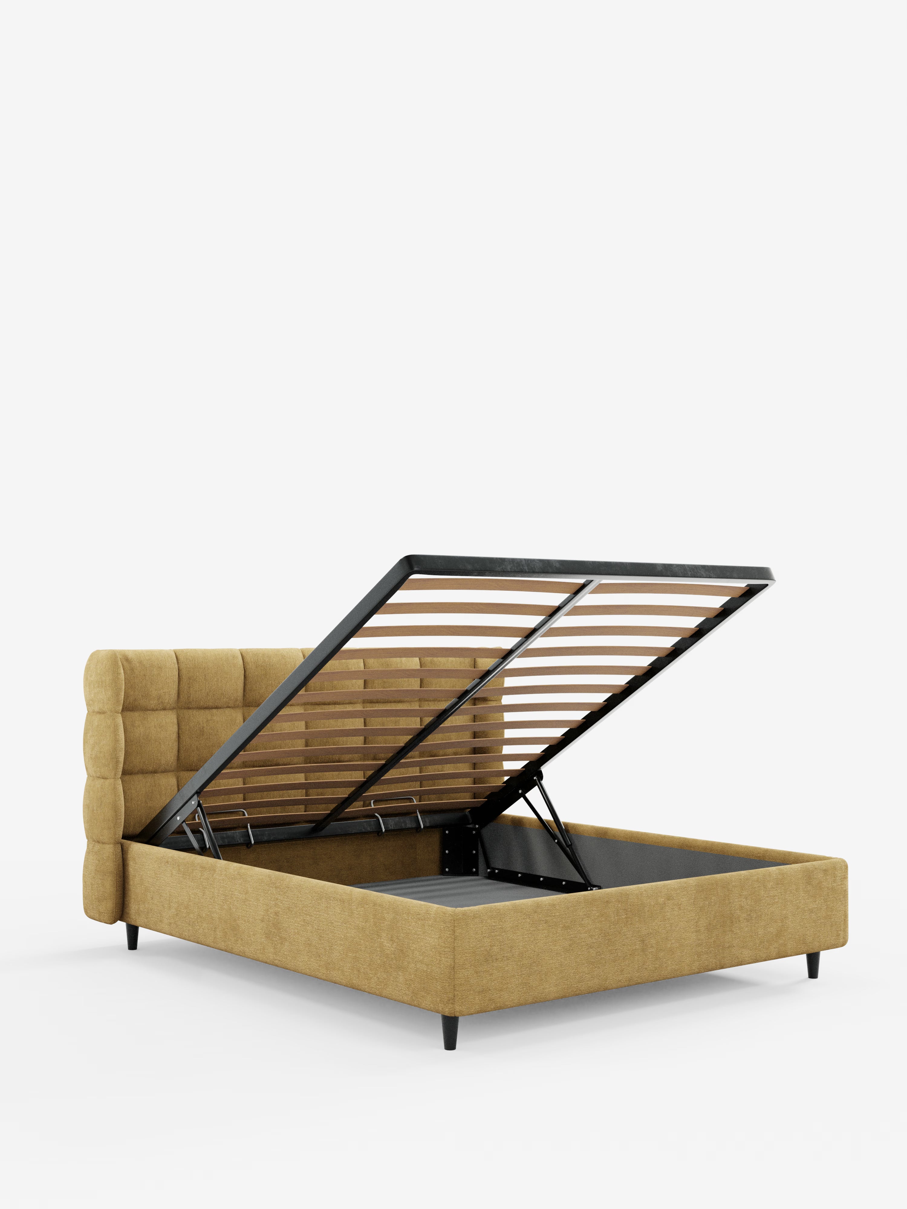 Ecco una versione riscritta della tua frase, che include i dati del prodotto forniti: Il letto imbottito RAGNAR di Letti.store è caratterizzato da un elegante tessuto giallo senape certificato Oeko-Tex®, da gambe corte nere e da una testiera avvolgente trapuntata (“capitonné”). La sua base sollevabile rivela un ampio vano contenitore con robuste doghe in legno e un elegante telaio in metallo nero. Immagine raffigurata su uno sfondo bianco a tinta unita.