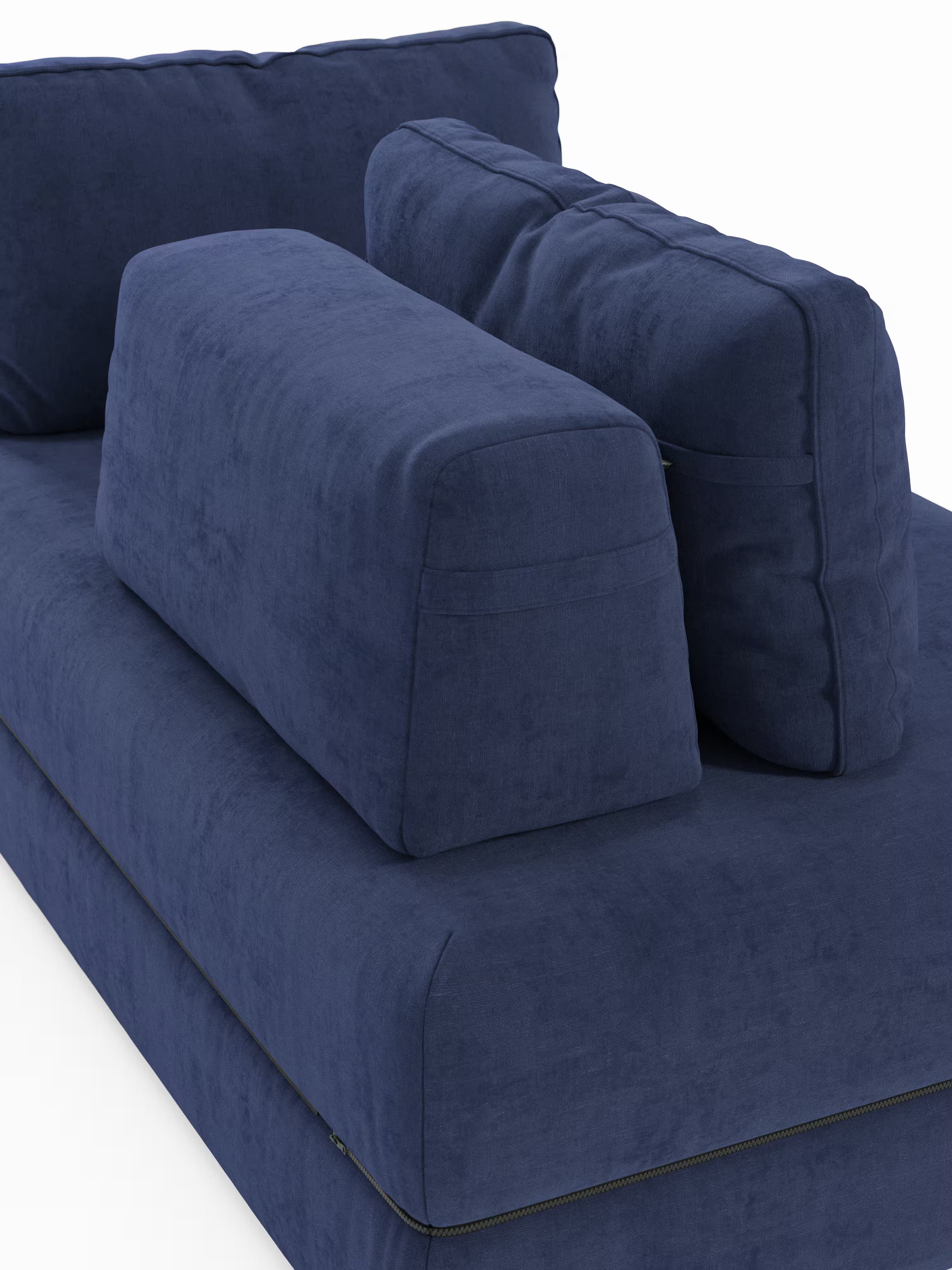 Un primo piano del divano letto matrimoniale Rift a 2 e 3 posti con schienali mobili di Divani.Store, rivestito in tessuto blu scuro, presenta due grandi cuscini rettangolari per lo schienale e un cuscino di seduta abbinato. La morbida trama e le linee pulite ne accentuano il design raffinato e contemporaneo, mentre il materasso in memory foam T31, alto 22 cm, garantisce sia stile che comfort eccezionale, rendendolo una scelta elegante per qualsiasi ambiente moderno.