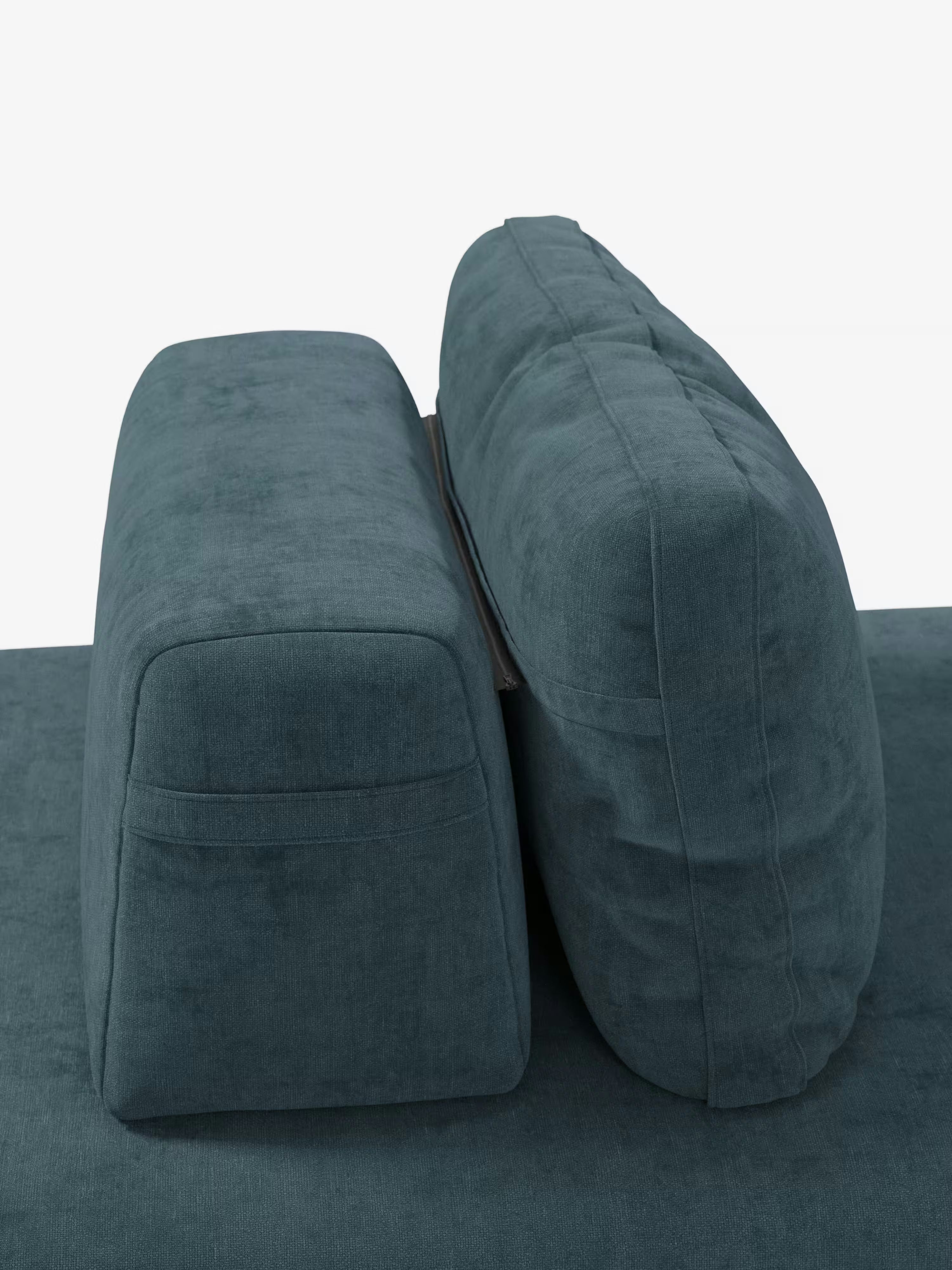 Due cuscini da divano rivestiti in blu verde acqua poggiano in posizione verticale su una base coordinata, disposti fianco a fianco con una cerniera nera visibile tra di essi, che mette in risalto i caratteristici schienali mobili del divano letto matrimoniale a 2 e 3 posti “Rift” di Divani.Store, dotato di un materasso in memory foam alto 24 cm rivestito in tessuto T31 antimacchia, su uno sfondo bianco a tinta unita.