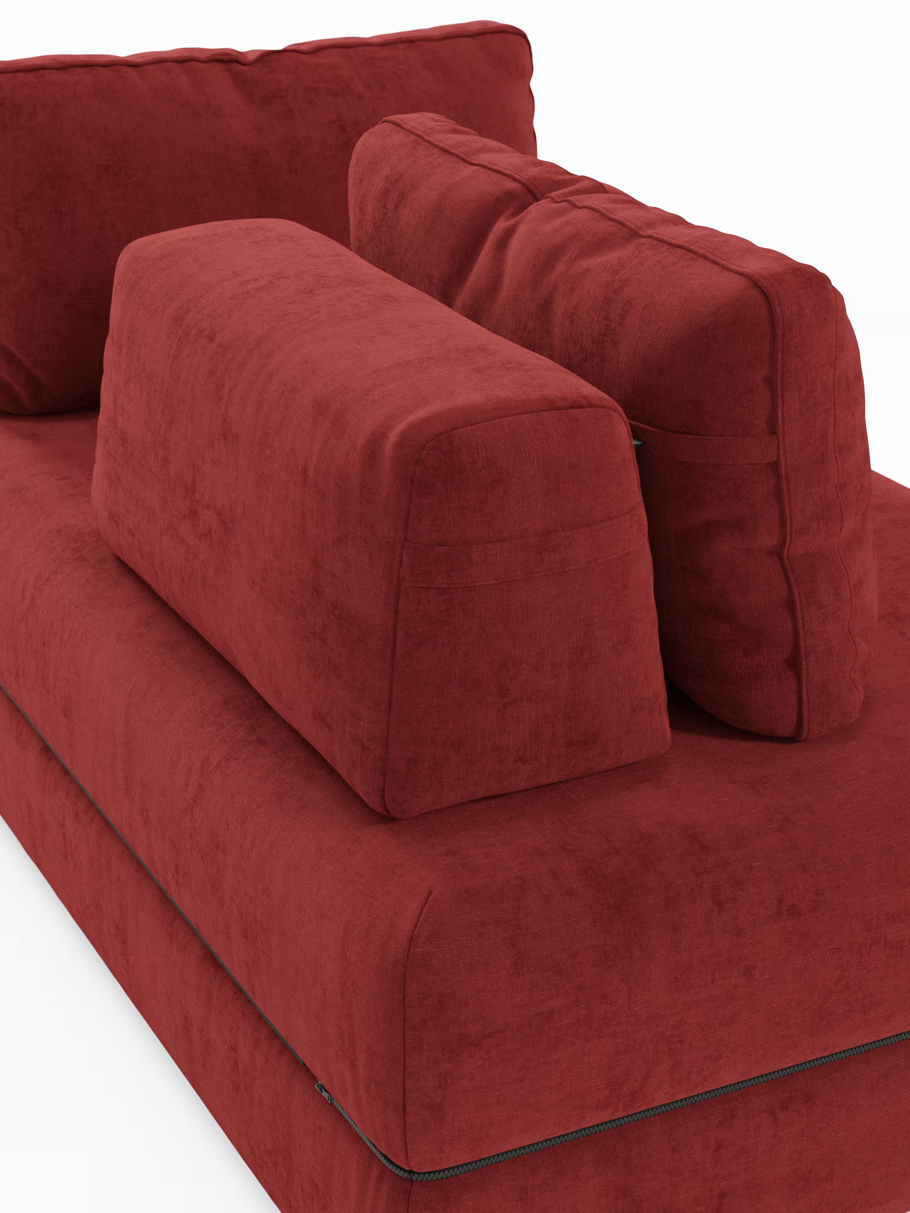 Un primo piano del divano letto matrimoniale Rift a 2 e 3 posti di Divani.Store mette in risalto il morbido rivestimento in tessuto rosso, caratterizzato da cuscini dello schienale e da un cuscino di sostegno angolato sulla seduta, il tutto su uno sfondo bianco. Le cuciture discrete e il dettaglio della cerniera alla base ne esaltano l’aspetto raffinato: perfetto per questo elegante divano letto trasformabile con schienali mobili, materasso alto 22 cm e schiuma memory T31.