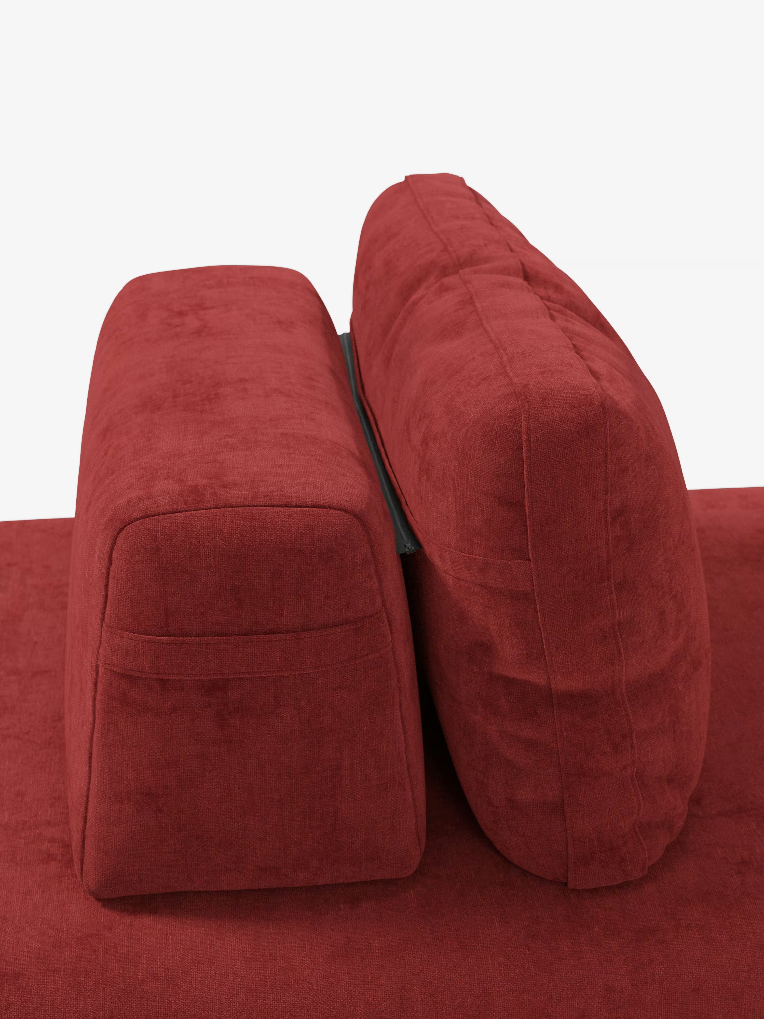 Un primo piano del divano letto matrimoniale Rift a 2 e 3 posti con schienali mobili di Divani.Store, rivestito in tessuto smacchiabile T31, mette in risalto la vista laterale del suo morbido cuscino di seduta e dello spesso cuscino dello schienale posizionato verticalmente. L’immagine mette in risalto le linee geometriche pulite e il rivestimento testurizzato di questo moderno divano letto di design — dotato di un materasso in memory foam alto 24 cm — su uno sfondo bianco.