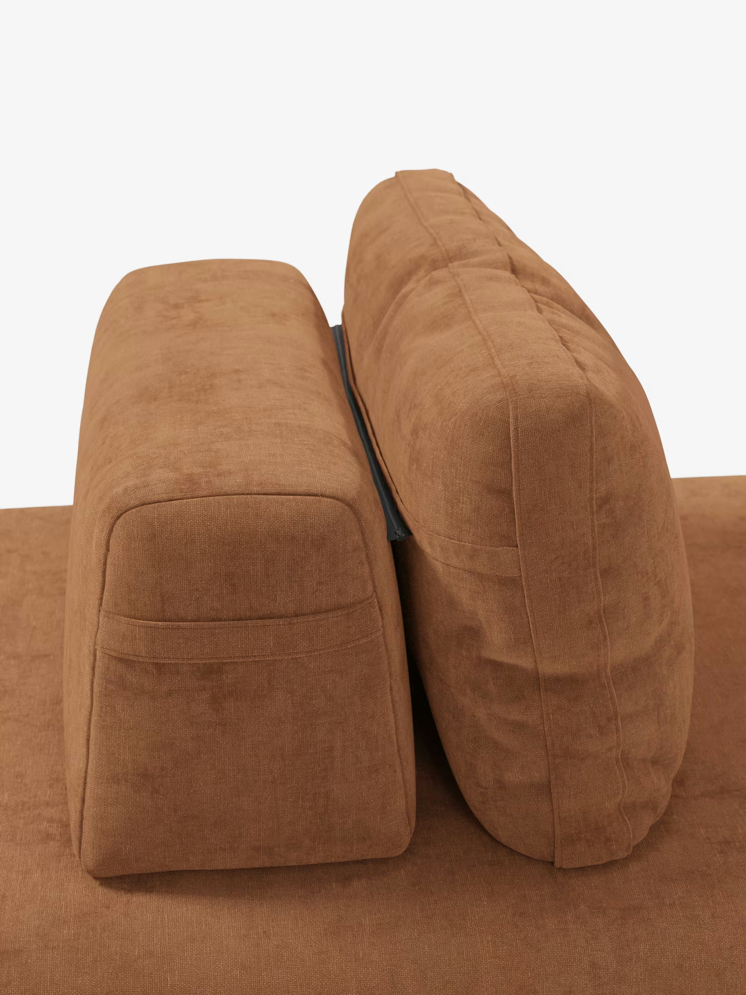 Un primo piano del divano letto matrimoniale Rift a 2 e 3 posti di Divani.Store mette in risalto il cuscino dello schienale mobile posizionato in posizione verticale dietro il cuscino della seduta; entrambi sono rivestiti in morbido tessuto T31, con trama in rilievo e facile da pulire, dalle linee pulite e moderne. I cuscini sono separati da una sottile striscia nera. Presentato su uno sfondo bianco, questo divano letto è dotato di un materasso in memory foam alto 24 cm per un comfort ancora maggiore.