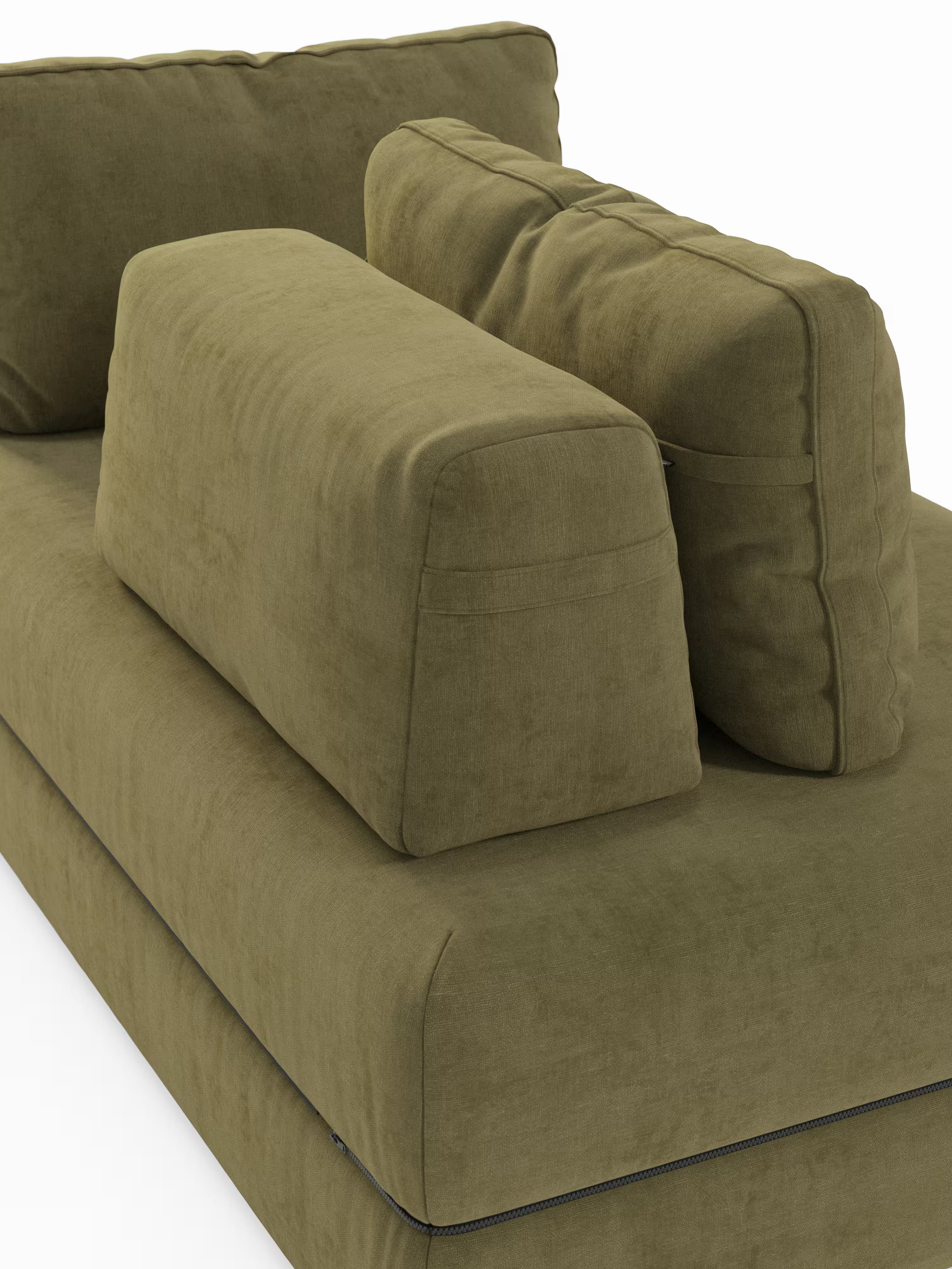 Primo piano del divano letto matrimoniale Rift a 2 e 3 posti di Divani.Store in verde oliva, caratterizzato da cuscini dello schienale rettangolari e da un poggiatesta regolabile. Il morbido e soffice tessuto T31 con cuciture a vista esalta il design moderno, mentre gli schienali reclinabili e l’alto materasso in memory foam da 22 cm risaltano sullo sfondo bianco, mettendo in risalto le forme e le texture del divano.