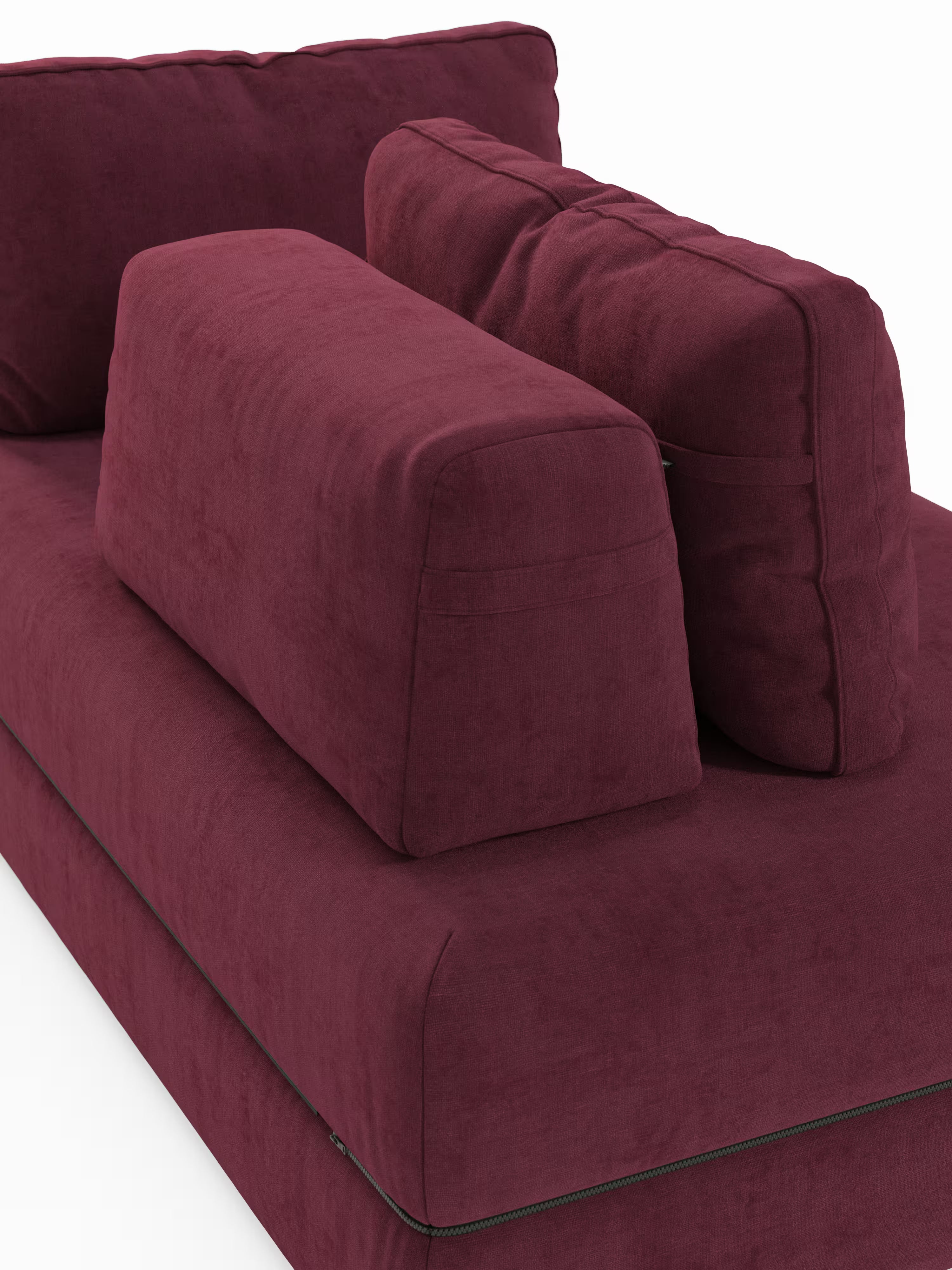 Un primo piano del divano letto matrimoniale Rift a 2 e 3 posti di Divani.Store mette in risalto due schienali regolabili e un cuscino per il bracciolo, tutti caratterizzati da una morbida trama simile alla pelle scamosciata in un intenso bordeaux. Lungo la base sono visibili le cerniere, mentre i cuscini sono disposti con cura su uno sfondo bianco a tinta unita. Questo divano moderno è dotato di un materasso in memory foam alto 22 cm nella versione T31 per un comfort ancora maggiore.