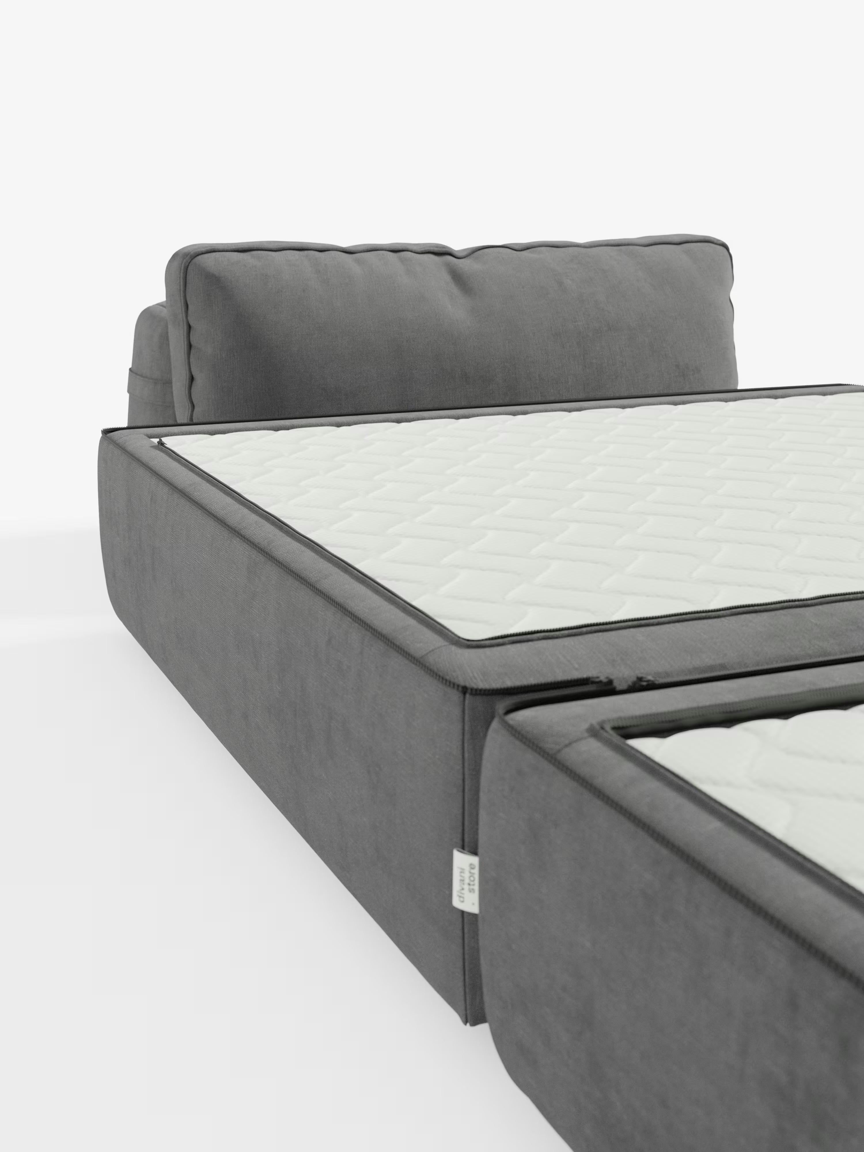 La poltrona letto Rift con materasso alto 24 cm e memory foam di Divani.Store presenta un design moderno con schienale imbottito e regolabile e rivestimento in tessuto grigio T31 antimacchia. Presentato su uno sfondo bianco a tinta unita, il divano letto è raffigurato parzialmente aperto, rivelando il suo spesso materasso bianco trapuntato che crea un elegante contrasto con il morbido divano grigio.