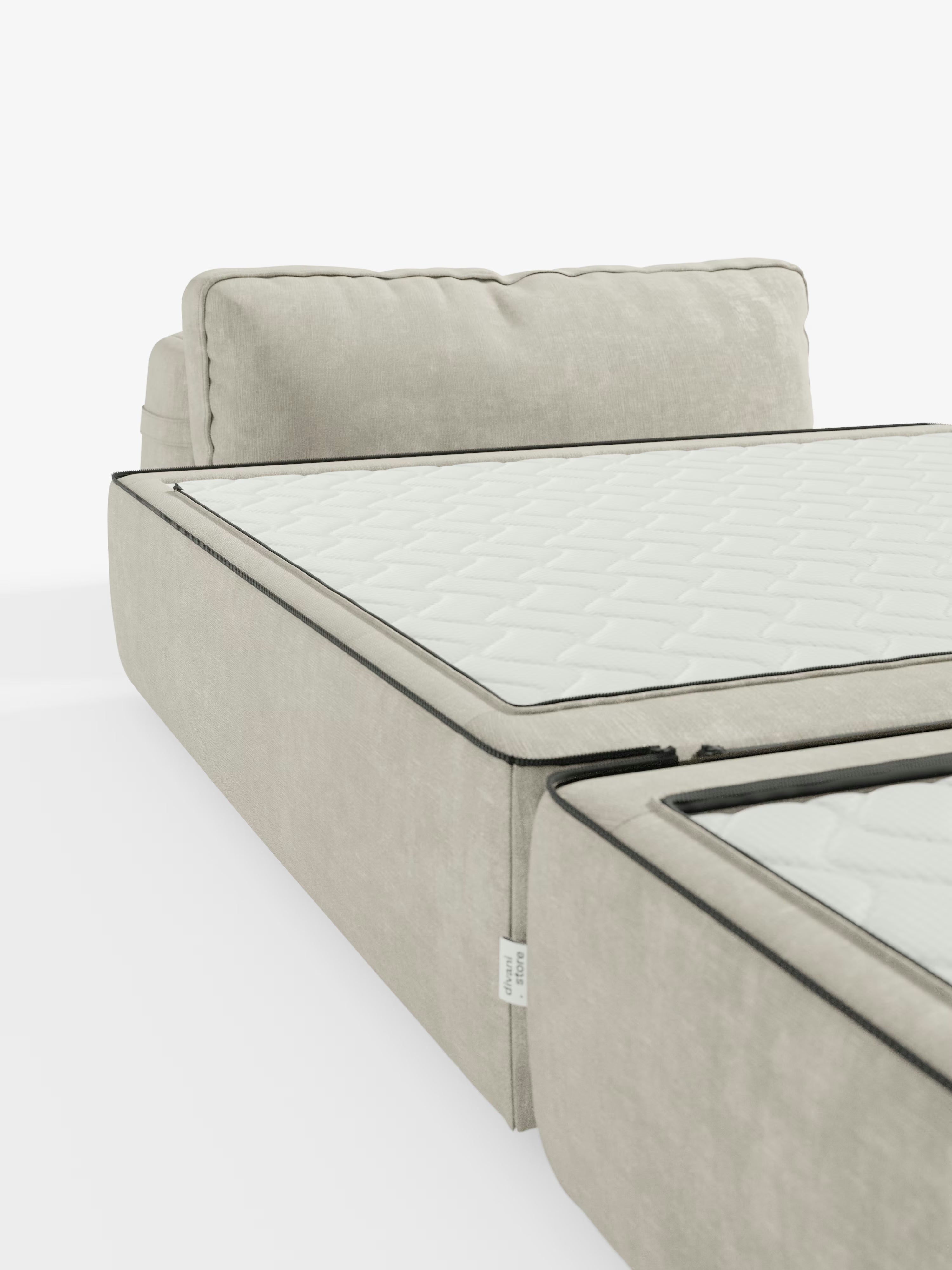 Primo piano della poltrona letto Divani.Store Rift con materasso alto 24 cm in memory foam, caratterizzata da un design moderno color beige con schienale mobile e rivestimento in tessuto T31 antimacchia. Il materasso, parzialmente aperto grazie alla cerniera, ne rivela la trama, mentre le rifiniture nere aggiungono un tocco contemporaneo a questa versatile poltrona trasformabile. La scena è ben illuminata su uno sfondo bianco a tinta unita.