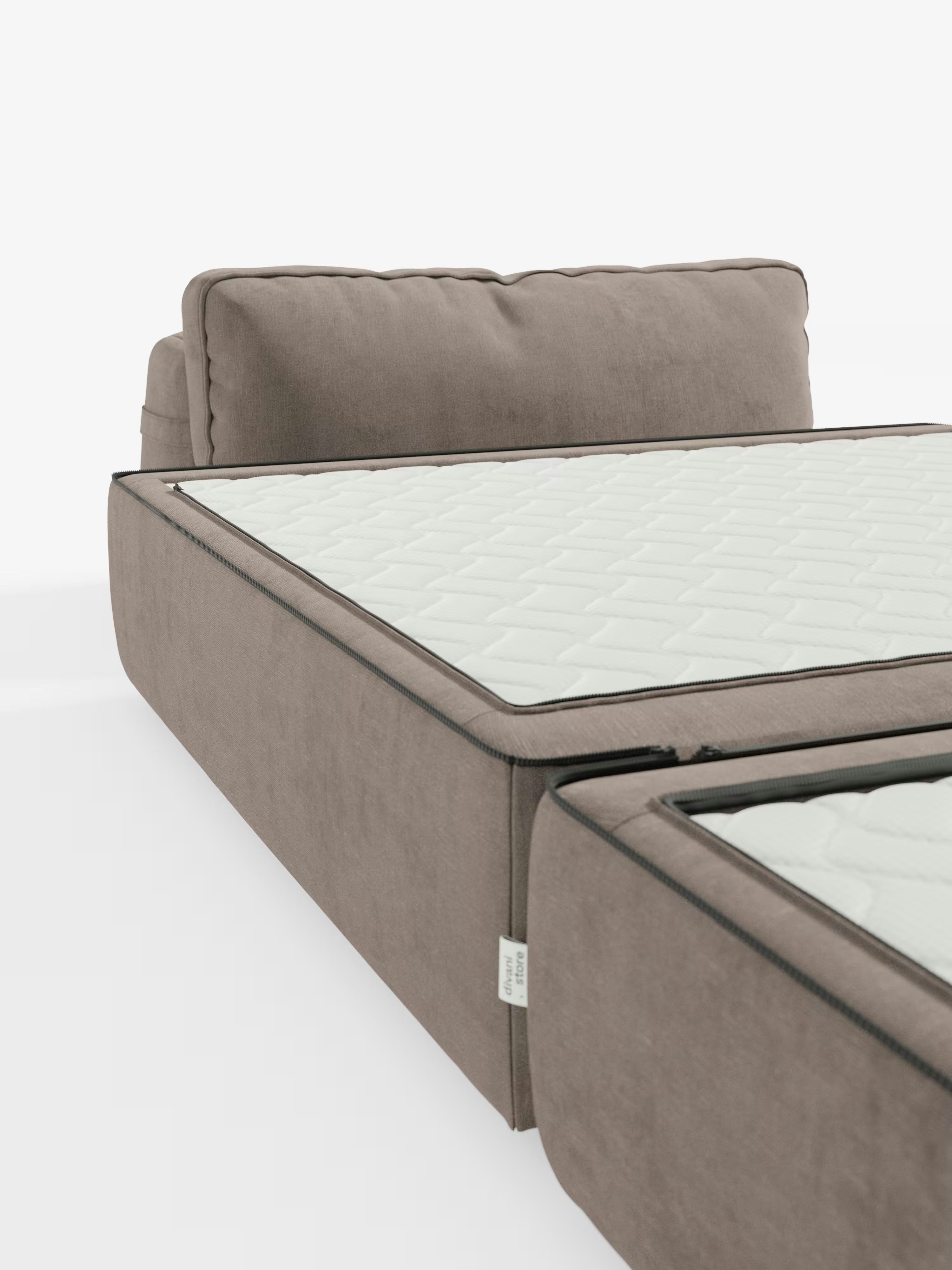 Un primo piano della poltrona letto Rift di Divani.Store, caratterizzata da un rivestimento in tessuto T31 marrone chiaro dal design moderno e di facile pulizia, con un materasso bianco trapuntato in memory foam alto 24 cm, parzialmente aperto. Il design mette in risalto lo schienale mobile e le linee pulite e minimaliste su uno sfondo bianco.