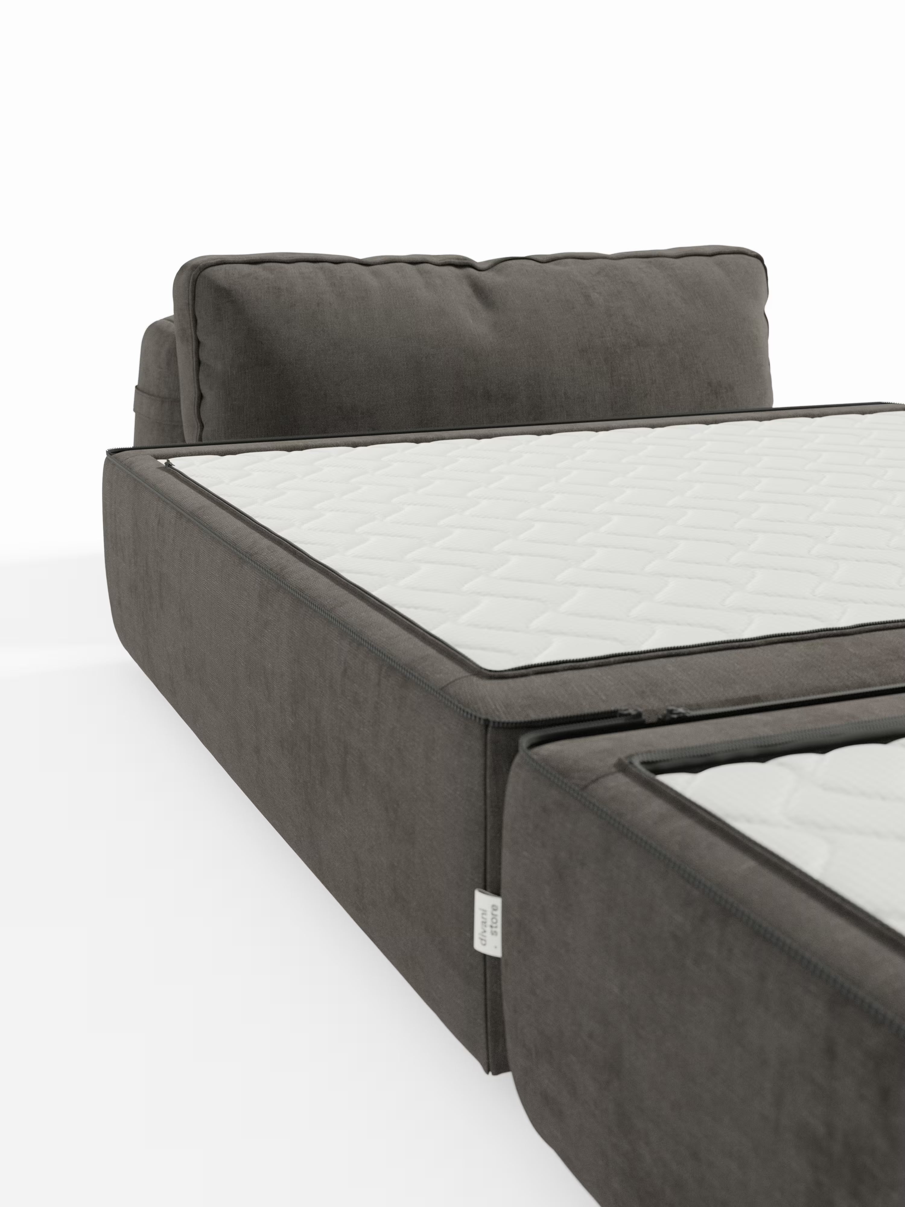 Un primo piano della poltrona letto Rift con materasso alto 22 cm e memory foam di Divani.Store ne mette in risalto la moderna struttura imbottita grigia con un materasso bianco trapuntato. Caratterizzata da una testiera imbottita e regolabile e da un telaio rettangolare strutturato in vero stile poltrona letto, l’immagine mette in risalto le linee pulite e il morbido tessuto T31 antimacchia, che uniscono funzionalità ed eleganza sofisticata.
