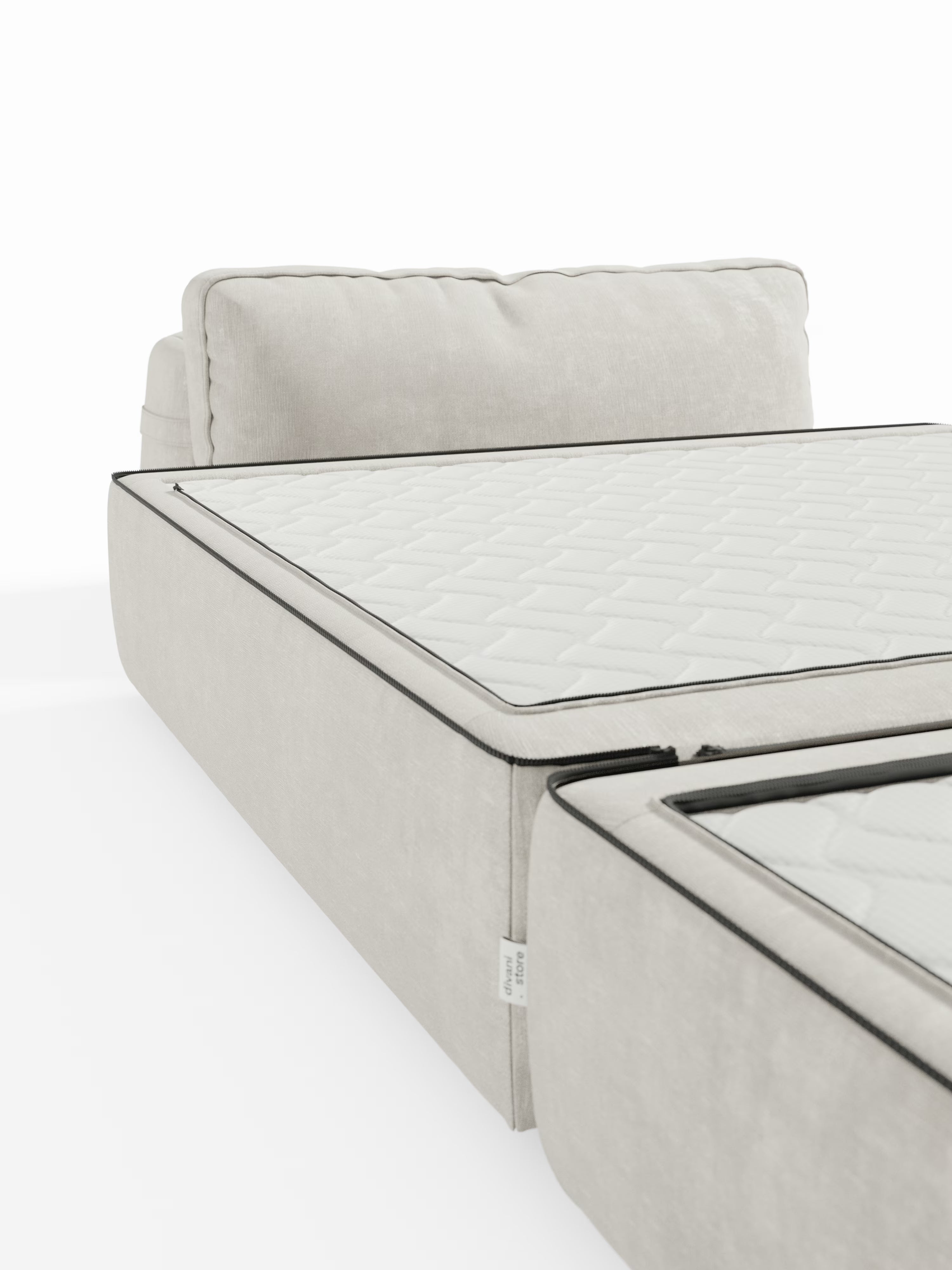 Nella foto è raffigurata una poltrona letto Rift in beige chiaro di Divani.Store, in versione parzialmente aperta, dotata di un materasso trapuntato in memory foam alto 22 cm, un morbido cuscino dello schienale ed eleganti bordature nere. Lo schienale mobile e il tessuto T31, facile da pulire, ne esaltano la texture raffinata e lo stile moderno, il tutto su uno sfondo bianco a tinta unita.