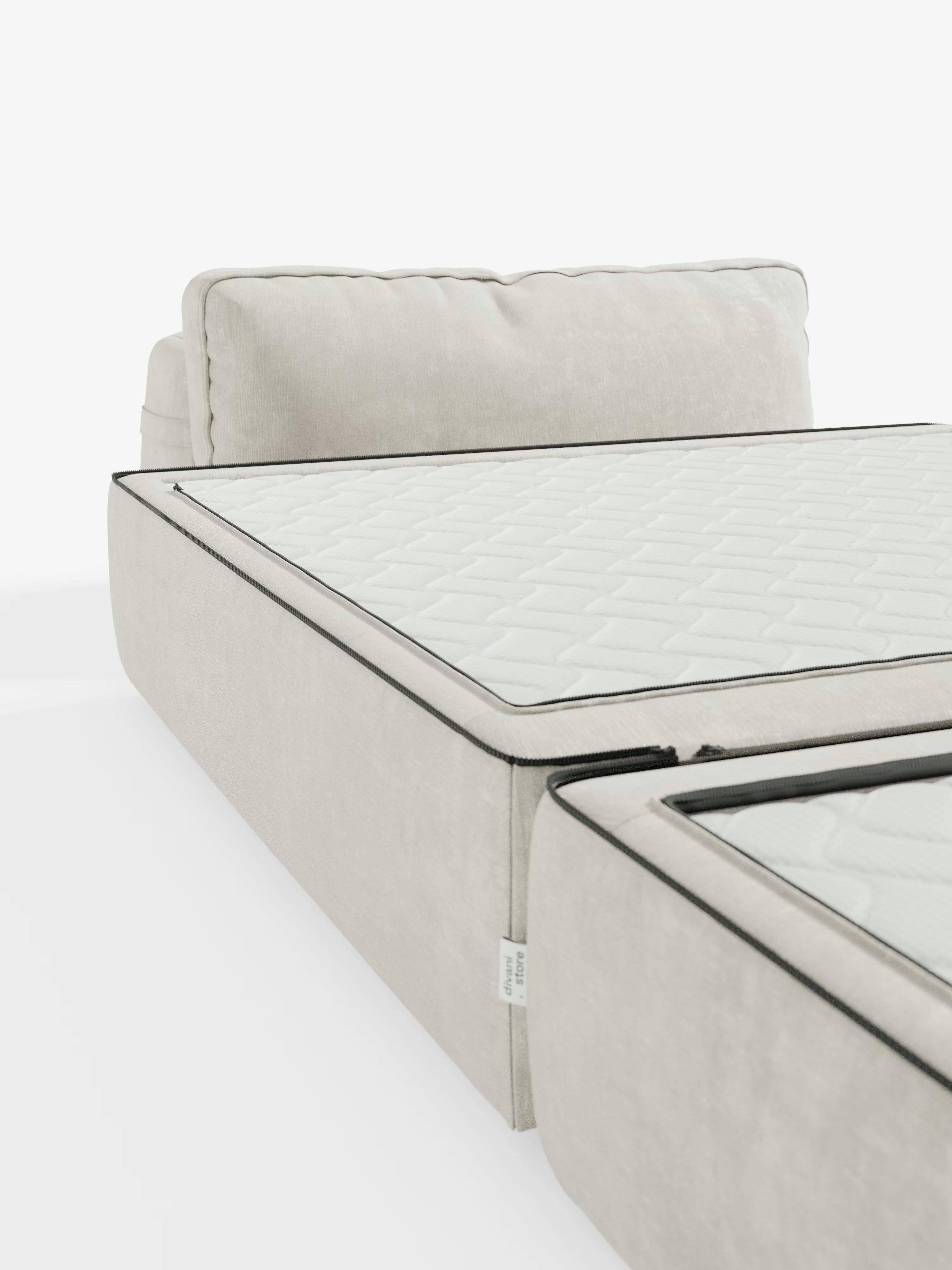 La poltrona letto Rift di Divani.Store è una poltrona letto modulare imbottita in beige chiaro, caratterizzata da uno schienale reclinabile, bordature scure e tessuto T31 antimacchia. Dotata di una sezione estraibile che rivela un materasso alto 24 cm in memory foam trapuntato bianco, questo elegante modello si distingue su uno sfondo bianco a tinta unita.