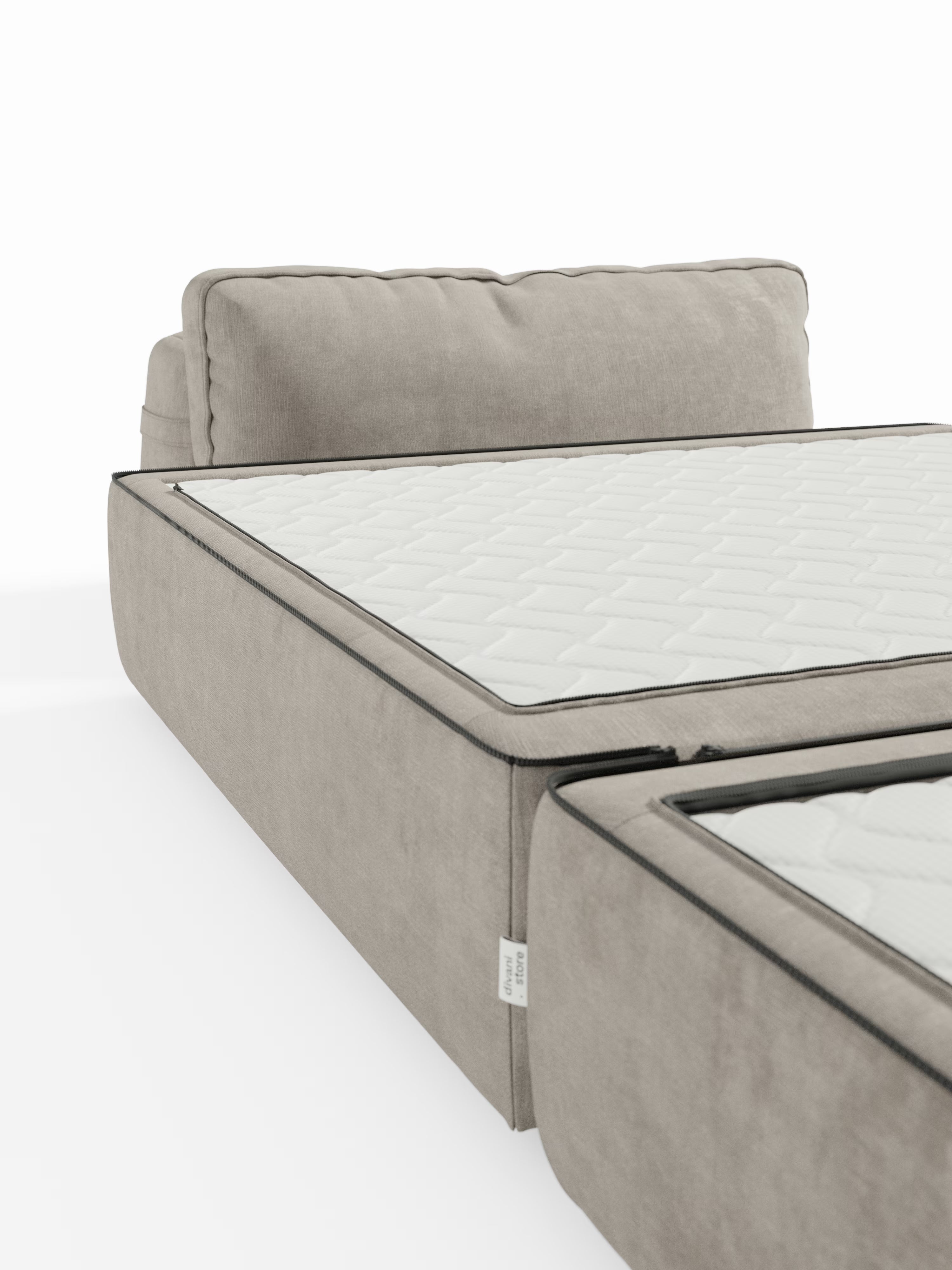 Una poltrona letto Rift in stile contemporaneo di Divani.Store, rivestita in tessuto beige T31 antimacchia, è dotata di un materasso in memory foam alto 22 cm, parzialmente aperto. Lo schienale mobile e l’inquadratura ravvicinata mettono in risalto il rivestimento testurizzato, le cuciture precise e l’imbottitura soffice, evidenziando il perfetto equilibrio tra stile e comfort di questo divano letto su uno sfondo bianco a tinta unita.