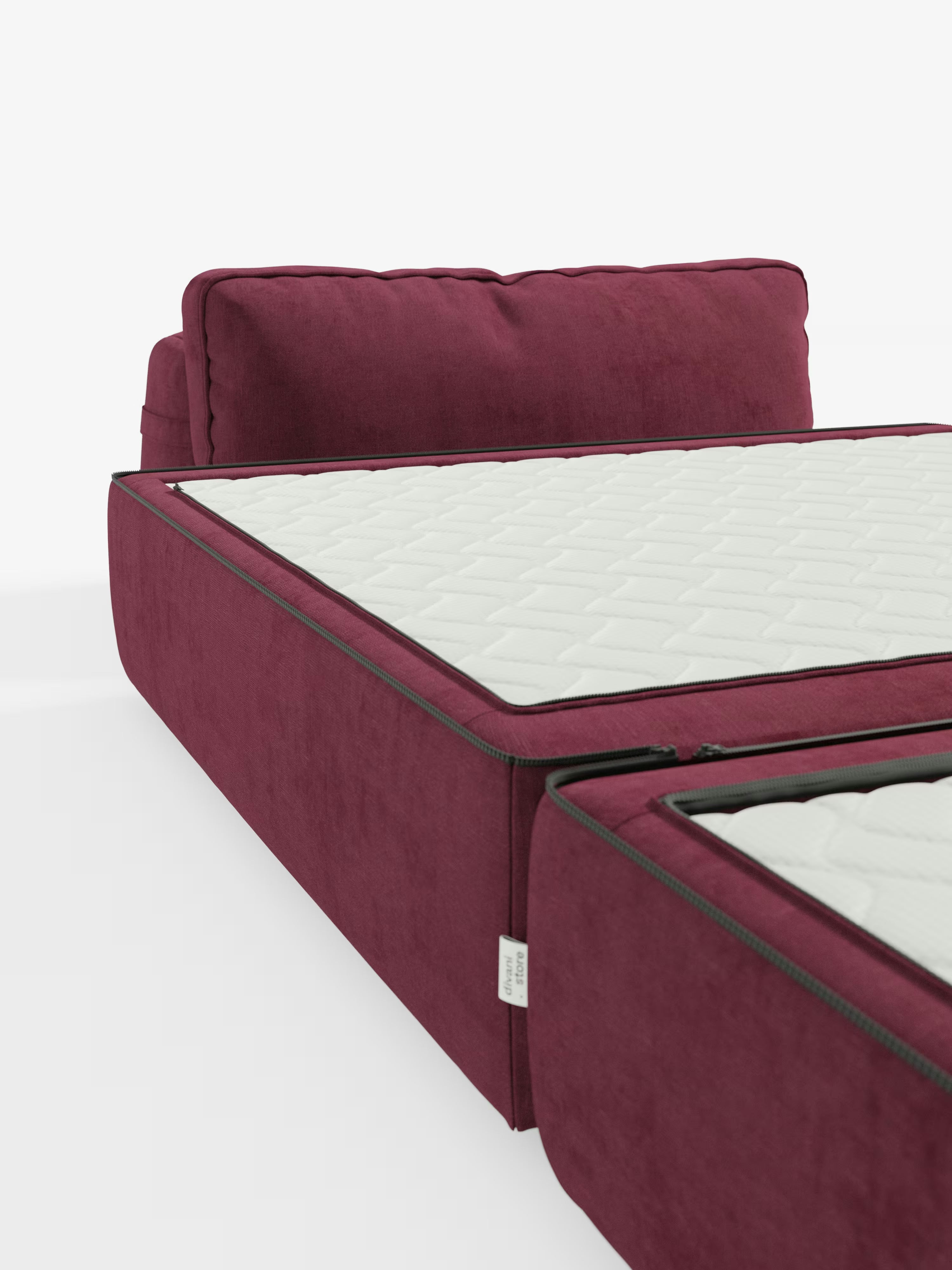 Una poltrona letto Rift color bordeaux di Divani.Store, dotata di un materasso in memory foam alto 24 cm con rivestimento bianco trapuntato, è parzialmente aperta. La testiera imbottita e la struttura del divano letto, realizzate in tessuto antimacchia T31, presentano cerniere a vista che ne sottolineano il design pratico e moderno. Su uno sfondo bianco a tinta unita, l’immagine mette in risalto il rivestimento testurizzato e lo schienale mobile, senza la presenza di persone o oggetti estranei.