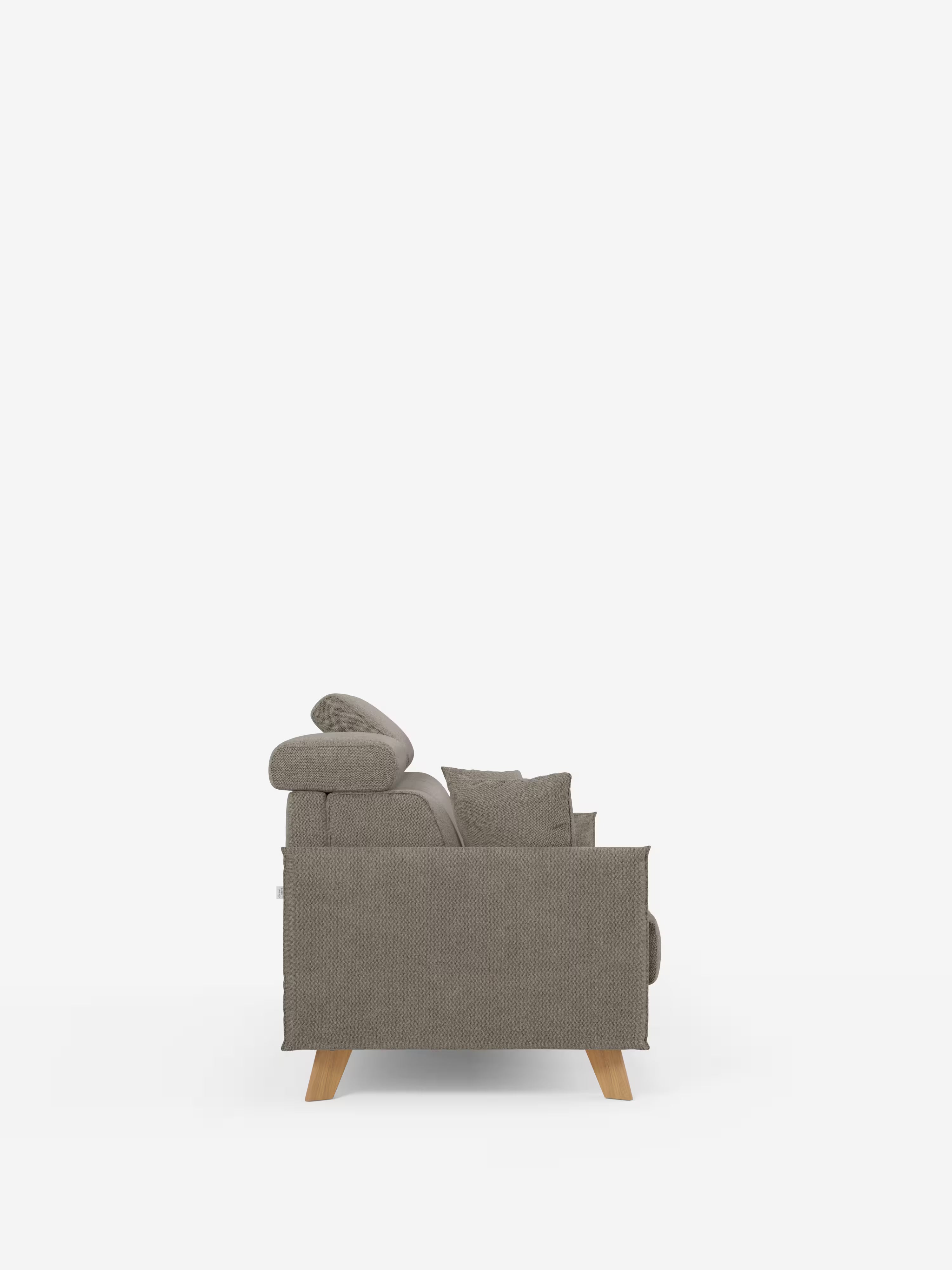 Una vista laterale del divano letto matrimoniale Sole di Divani.Store ne mette in risalto il design moderno e compatto, realizzato in tessuto T23 color taupe resistente alle macchie, caratterizzato da gambe angolari in legno, morbidi cuscini dello schienale e della seduta, un bracciolo e poggiatesta regolabili. Su uno sfondo bianco, questo divano con rivestimento sfoderabile al 100% incarna le linee pulite di ispirazione scandinava che uniscono eleganza e praticità.