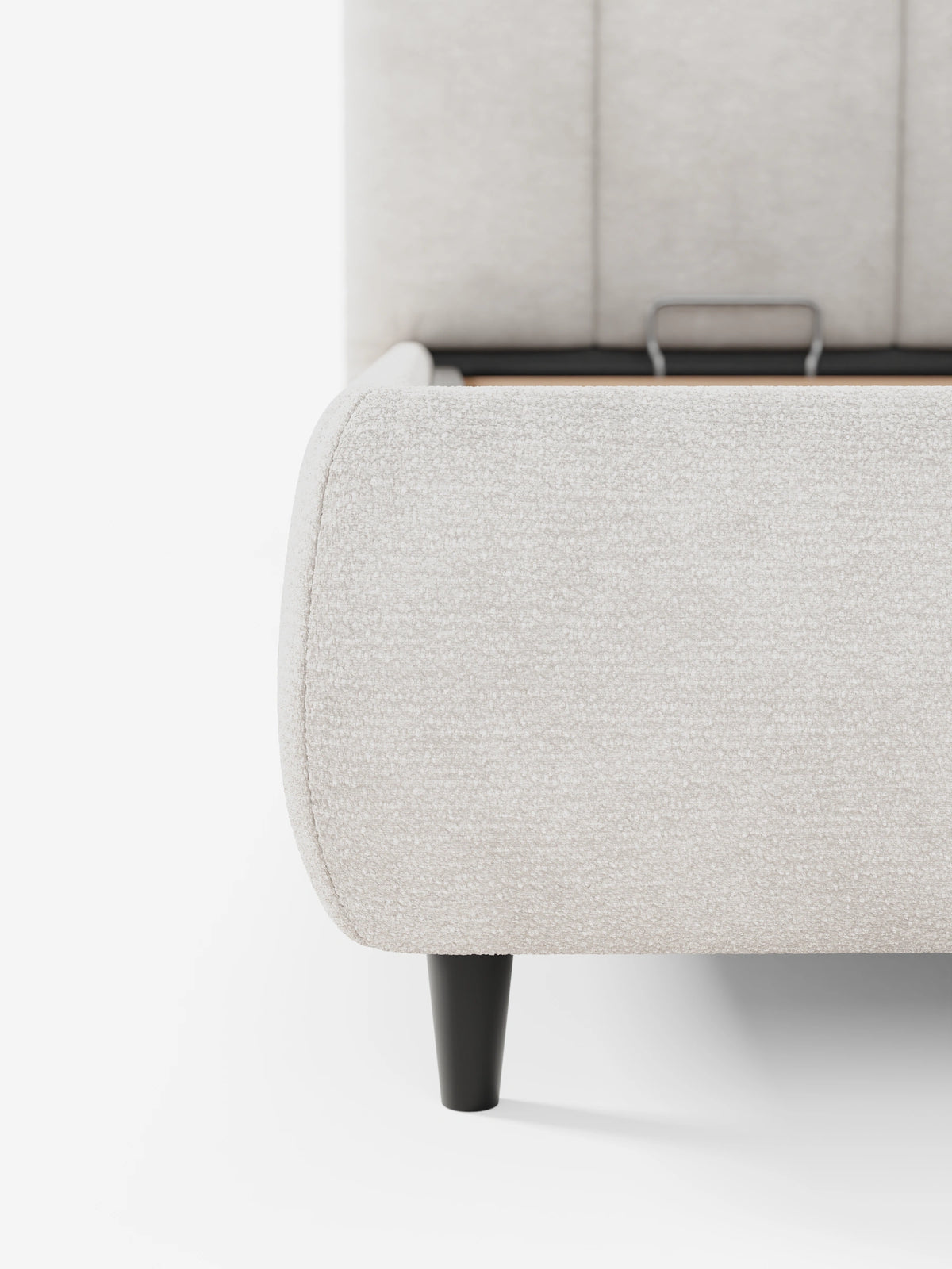 Il letto imbottito ARKAM con contenitore e testiera a cuciture verticali è un letto color beige chiaro con angoli arrotondati, cuciture verticali e piccoli piedini scuri affusolati su uno sfondo bianco.
