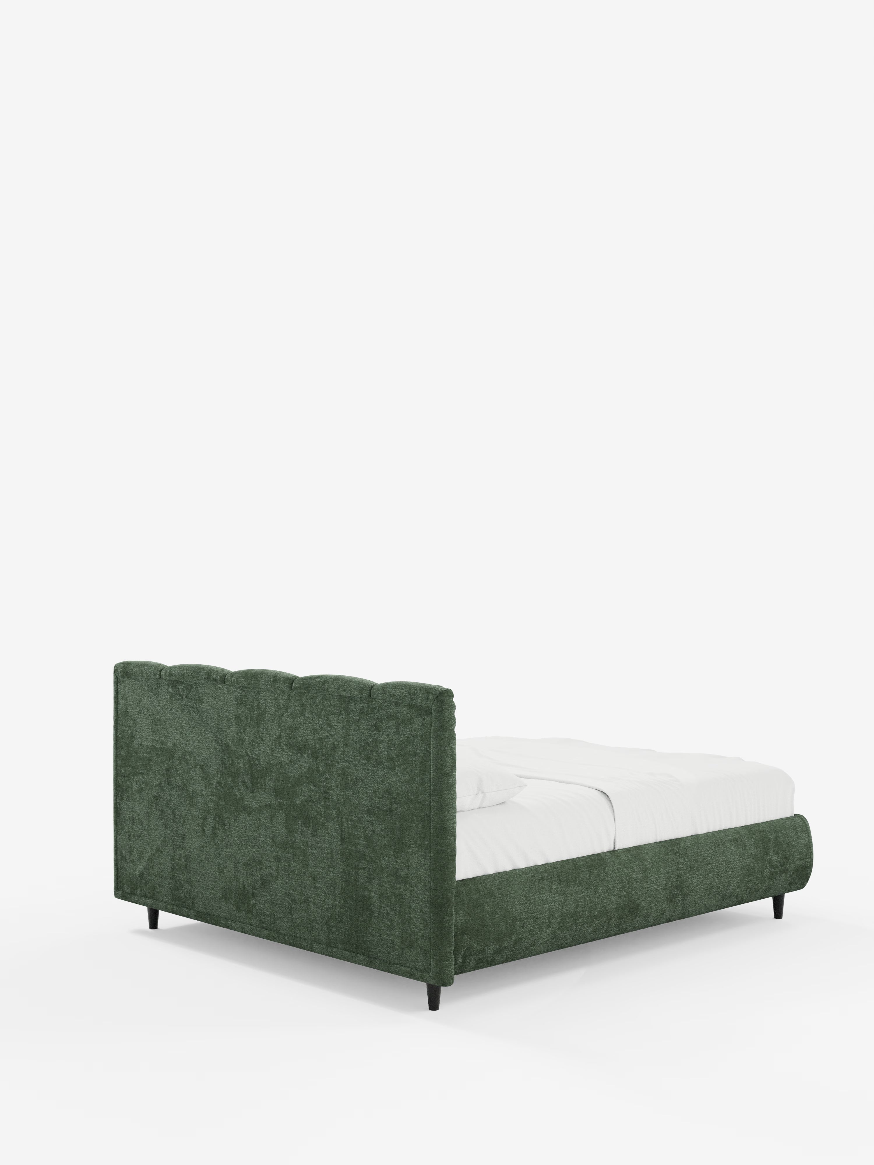Un letto imbottito ARKAM verde con contenitore e testiera a trapuntatura verticale di Letti.store, caratterizzato da gambe corte nere e da una testiera bassa, imbottita e trapuntata verticalmente in tessuto certificato Oeko-Tex®. Il letto è raffigurato con materasso e biancheria da letto bianchi, visto dall’angolo posteriore sinistro su uno sfondo bianco a tinta unita.