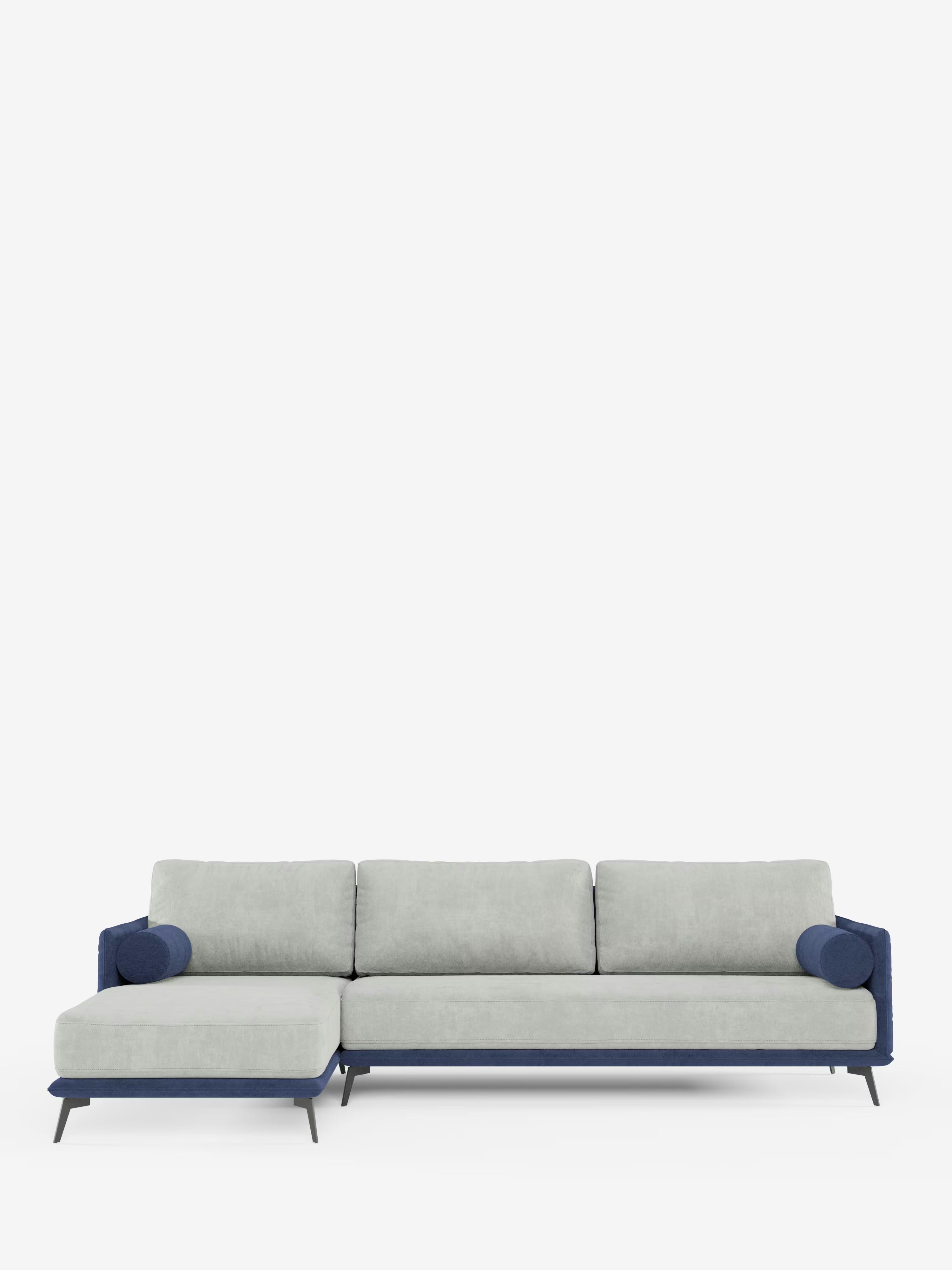 Il divano angolare bicolore Basalto con penisola e base in metallo di Divani.Store presenta cuscini in tessuto T31 grigio chiaro antimacchia e una struttura blu scuro, con una chaise longue sul lato sinistro che crea un elegante divano angolare con penisola. Due cuscini cilindrici blu impreziosiscono ciascuna estremità, mentre le sottili gambe in metallo nero ne esaltano il look moderno. Gli schienali sono imbottiti in piuma per un comfort extra e il divano è presentato su uno sfondo bianco a tinta unita.