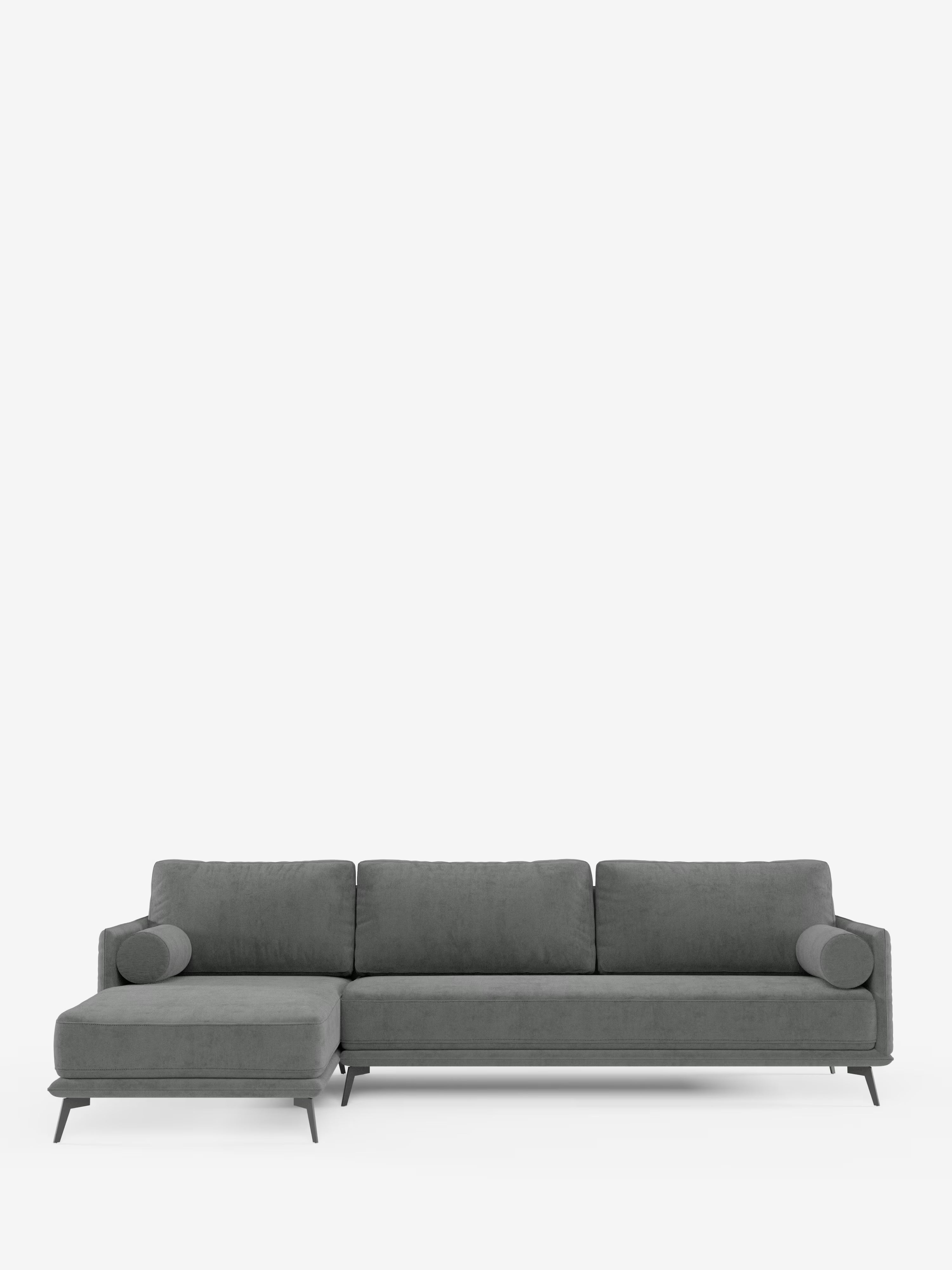 Il divano moderno angolare con penisola Basalto di Divani.Store è un divano componibile contemporaneo di colore grigio caratterizzato da linee pulite, tre cuscini dello schienale, due cuscini cilindrici, una chaise longue sul lato sinistro e sottili gambe in metallo nero. Su uno sfondo bianco a tinta unita, questo elegante divano di produzione italiana sfoggia un design minimalista e include cuscini in piuma e tessuto smacchiabile T31 per una facile manutenzione e uno stile duraturo.
