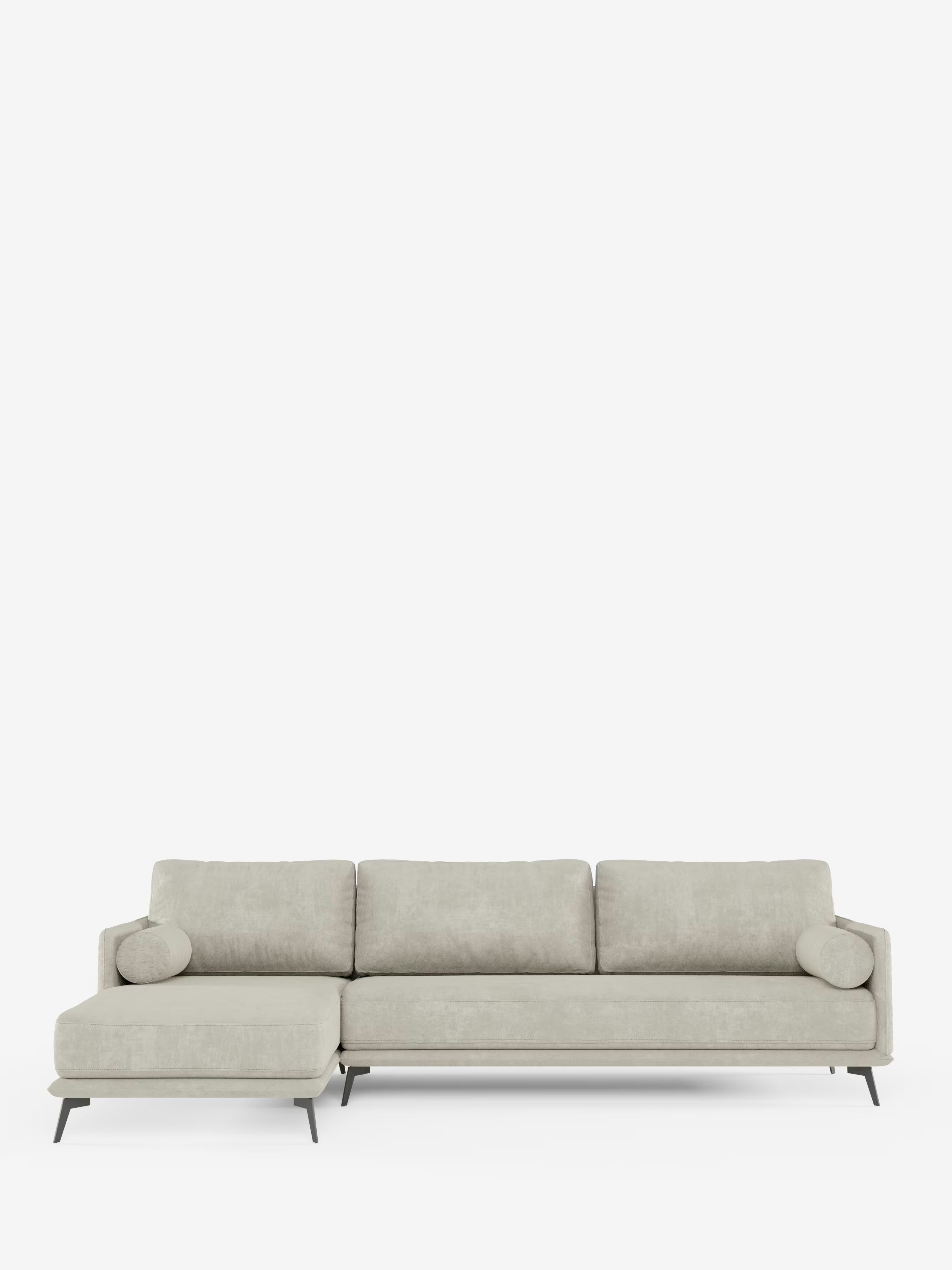Vi presentiamo il Basalto Divano moderno angolare con penisola di Divani.Store: un elegante divano componibile grigio chiaro con chaise longue orientata a sinistra, tre cuscini di seduta, due cuscini cilindrici abbinati e sottili gambe in metallo nero. Il divano è rivestito in tessuto T31 sfoderabile e resistente alle macchie e presenta morbidi cuscini imbottiti in piuma, che risaltano sullo sfondo bianco a tinta unita.