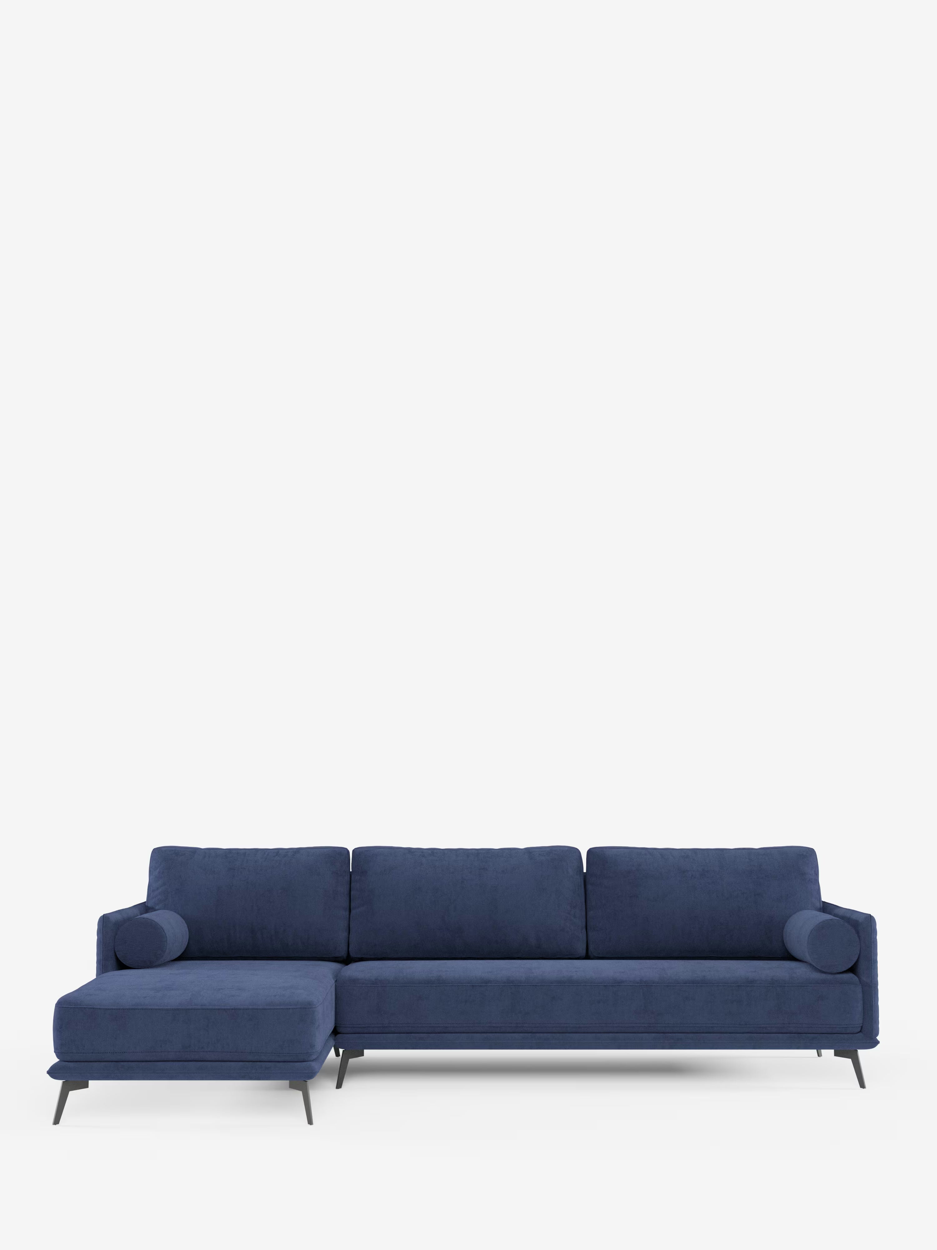 Vi presentiamo il “Basalto Divano moderno angolare con penisola” di Divani.Store: un divano componibile contemporaneo di colore blu, dotato di tre cuscini di seduta, tre cuscini di schienale, due cuscini cilindrici e eleganti gambe angolari in metallo nero. Questo elegante modello presenta una chaise longue sul lato sinistro ed è realizzato con una base in metallo e cuscini imbottiti in piuma, rivestiti in tessuto T31 facile da pulire. L’immagine è ambientata su uno sfondo bianco a tinta unita.