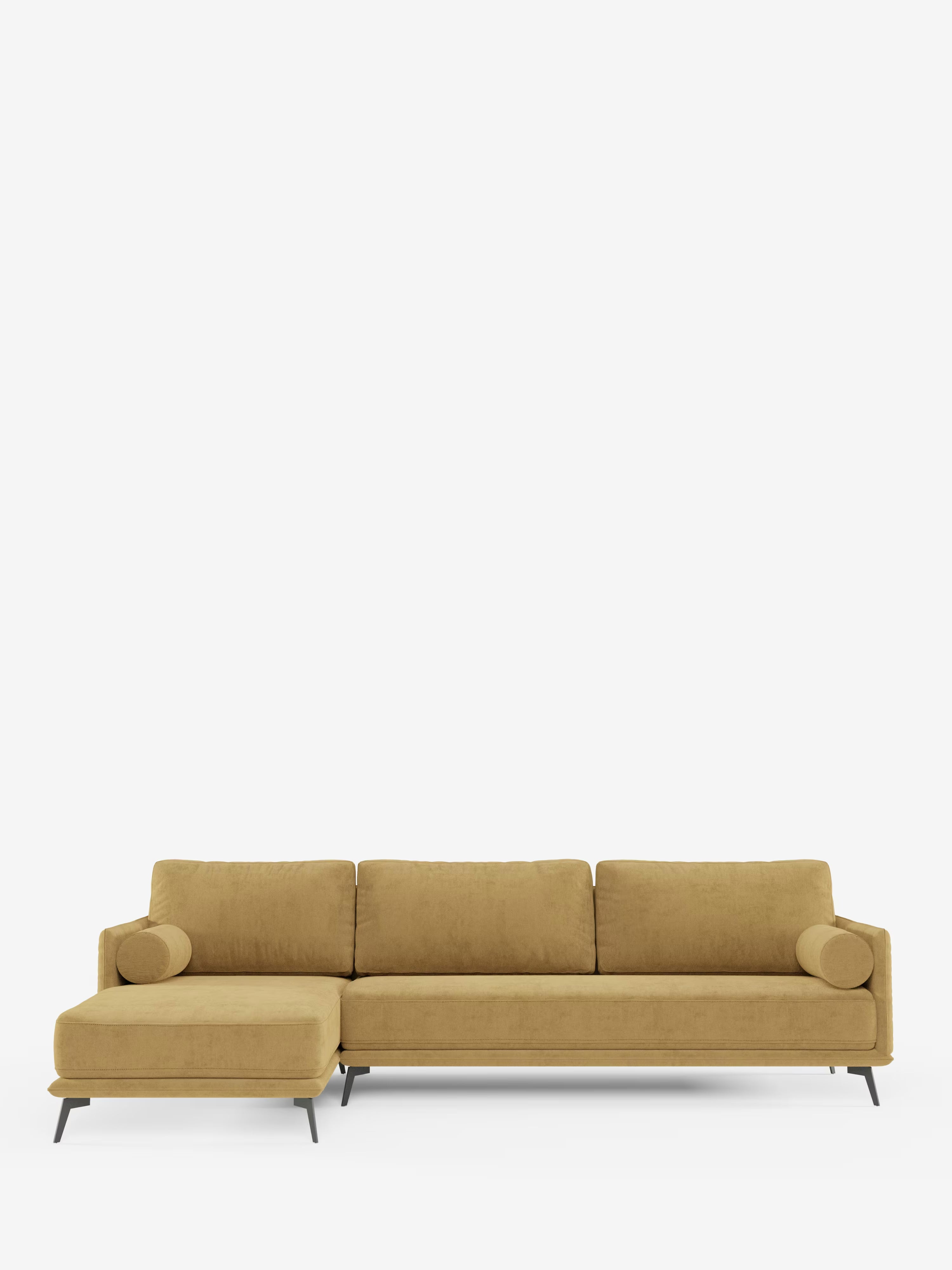 Il divano moderno angolare con penisola “Basalto” di Divani.Il modello Store — un divano componibile a forma di L color giallo senape con chaise longue orientata a sinistra, tre cuscini per seduta e schienale, due cuscini cilindrici ed eleganti gambe in metallo nero — realizzato con maestria in Italia in tessuto T31 antimacchia con imbottitura in piuma — è esposto su uno sfondo bianco a tinta unita.