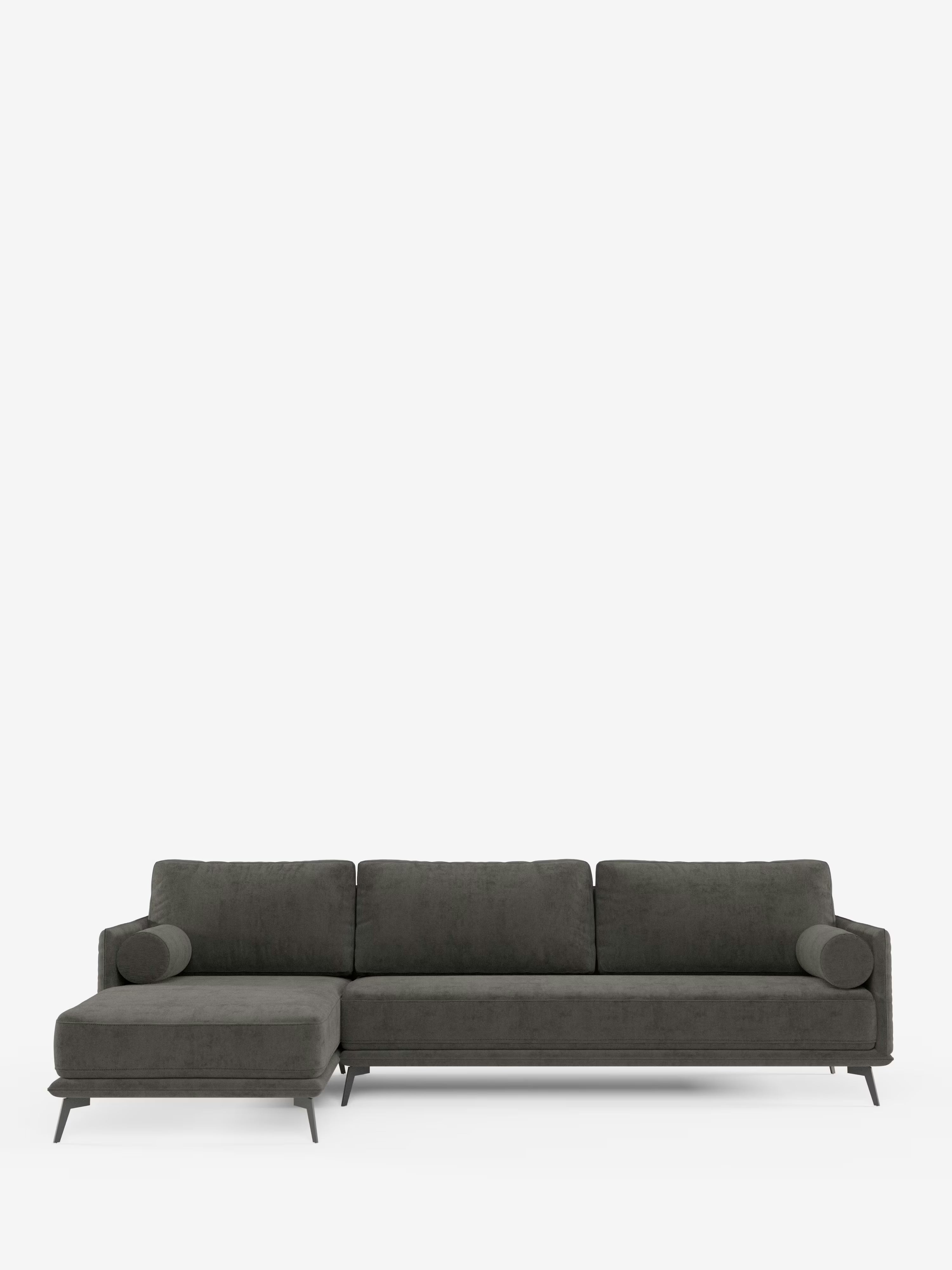 Vi presentiamo il “Basalto Divano moderno angolare con penisola” di Divani.Store: un divano componibile contemporaneo in grigio scuro, dotato di tre morbidi cuscini dello schienale, una chaise longue orientata a sinistra, due cuscini cilindrici e eleganti gambe sottili in metallo nero. Il divano è rivestito in tessuto T31 antimacchia con cuscini imbottiti in piuma ed è presentato su uno sfondo bianco a tinta unita.