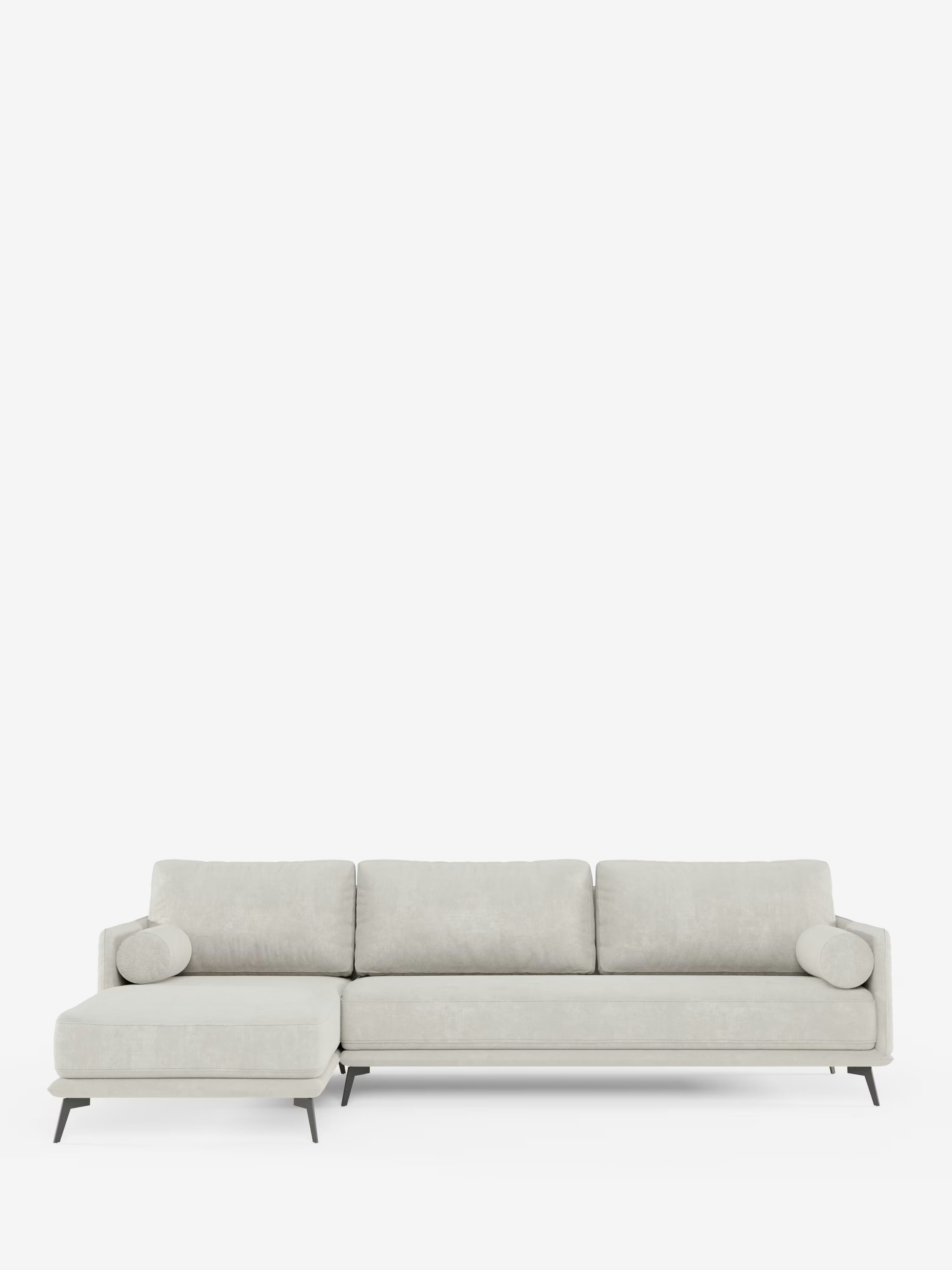 Il divano moderno angolare con penisola Basalto di Divani.Store presenta un design minimalista in grigio chiaro, con tre cuscini, una chaise longue orientata a sinistra, due cuscini cilindrici e sottili gambe in metallo nero. Realizzato in Italia con tessuto T31 smacchiabile e cuscini imbottiti in piuma, è presentato su uno sfondo bianco a tinta unita.