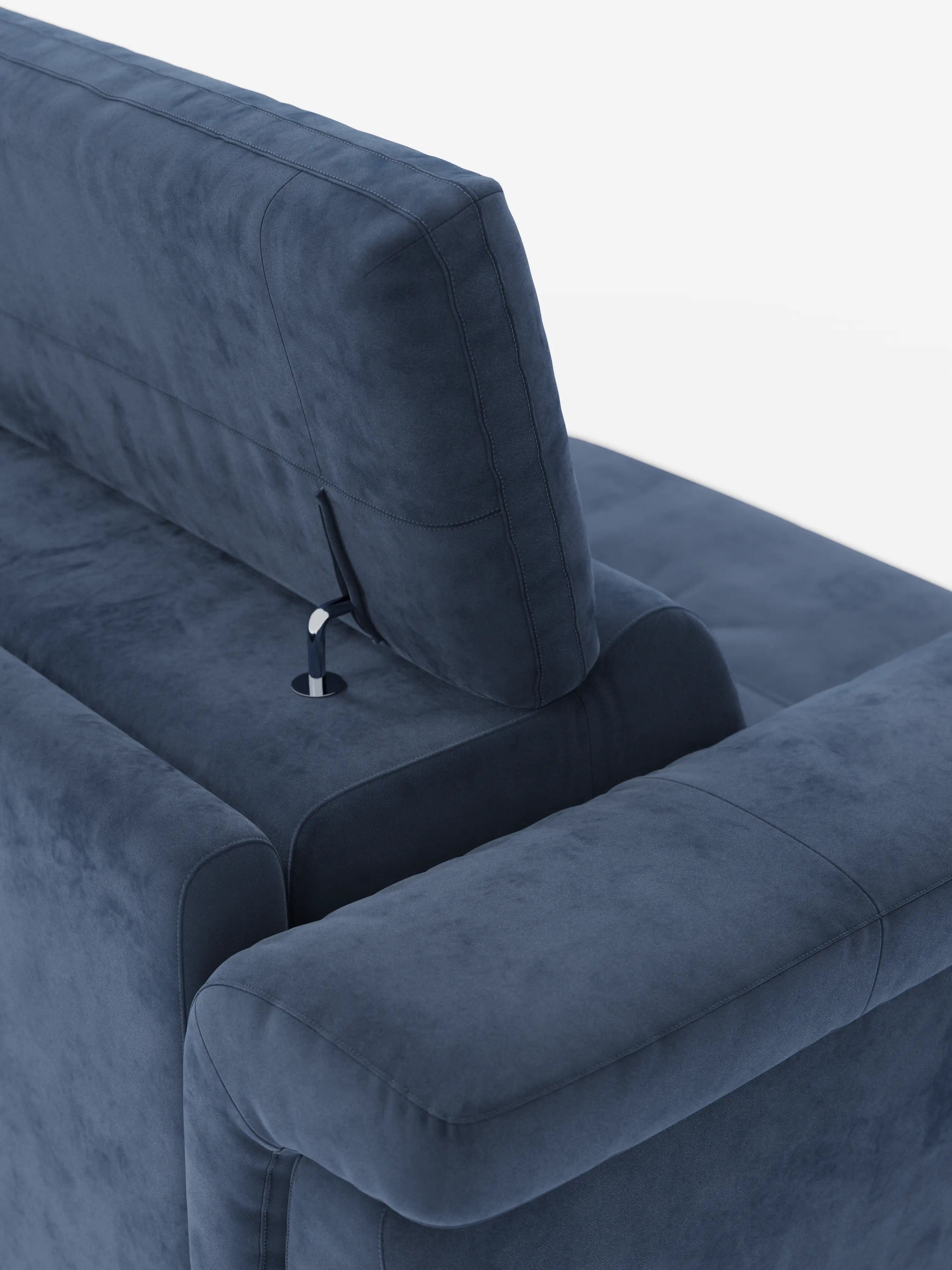 Un primo piano del divano letto di design Capri con piedini alti di Divani.Store mette in risalto i morbidi cuscini e i poggiatesta regolabili con meccanismi a cerniera in metallo a vista. Realizzato con squisita manifattura italiana, questo elegante divano presenta poggiatesta reclinabili rivestiti in raffinato tessuto effetto velluto smacchiabile T30, che esalta la texture lussuosa dello schienale e dei braccioli su uno sfondo bianco a tinta unita.