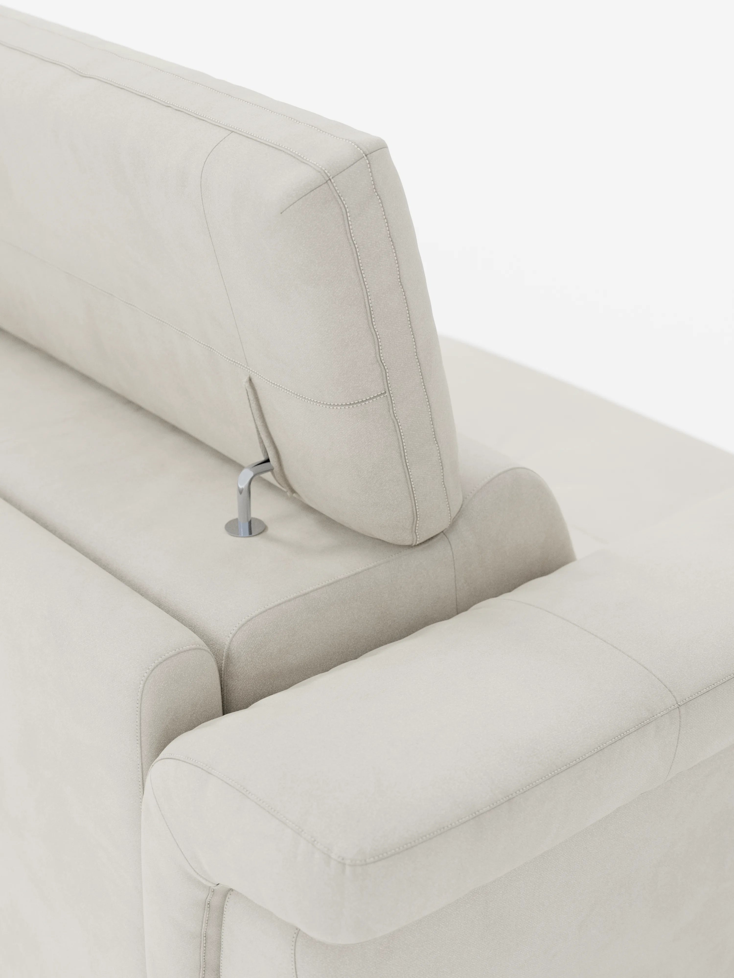 Primo piano del divano letto di design Capri con piedini alti di Divani.Store in una tonalità beige chiaro, caratterizzato da un poggiatesta mobile fissato allo schienale tramite un supporto metallico a vista. I poggiatesta reclinabili sono rivestiti in raffinato tessuto effetto velluto smacchiabile T30, che appare morbido, liscio e con cuciture minime. L'immagine è inquadrata su uno sfondo bianco a tinta unita.