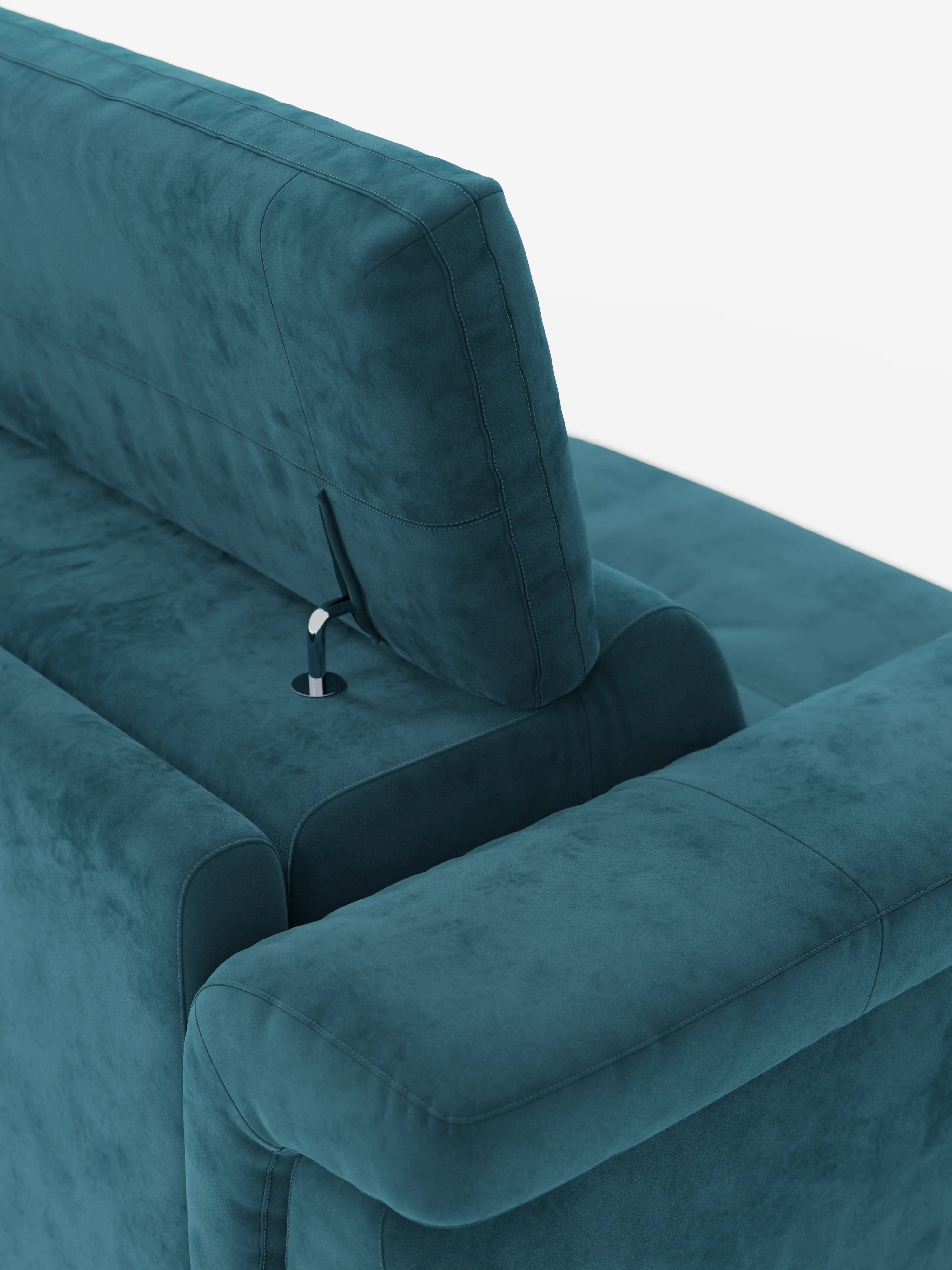 Primo piano del divano letto di design Capri di Divani.Store, rivestito in raffinato tessuto T30 effetto velluto, resistente alle macchie. Questo divano color verde acqua presenta gambe alte e poggiatesta regolabili a vista, con braccioli arrotondati e imbottiti, il tutto su uno sfondo bianco a tinta unita che ne esalta la silhouette elegante e moderna.