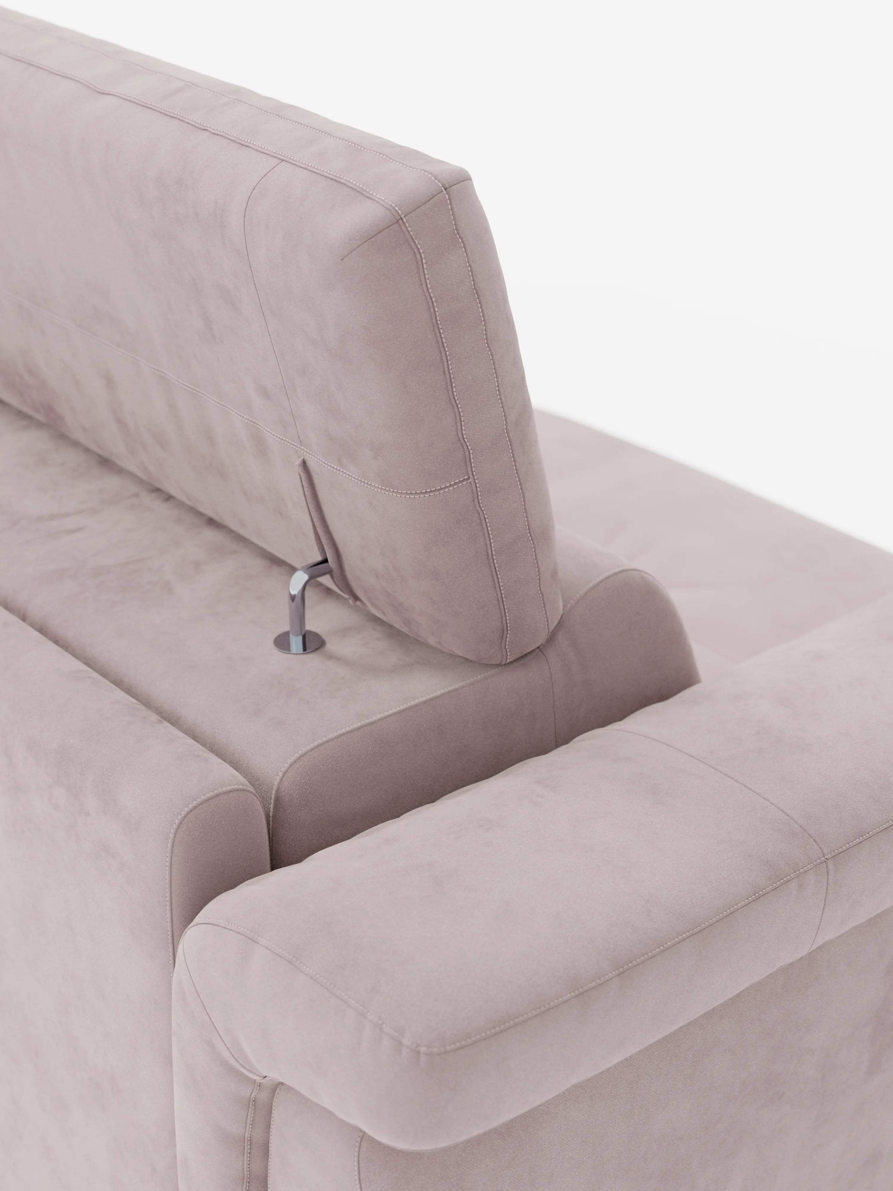 Primo piano del divano letto di design Capri di Divani.Store, caratterizzato da gambe alte e poggiatesta regolabili, rivestito in raffinato tessuto T30 effetto velluto, resistente alle macchie, in beige chiaro. Il poggiatesta rialzato è sostenuto da un'asta metallica a vista. Questo divano letto si distingue per il rivestimento morbido e soffice e per i bordi puliti e arrotondati che ne sottolineano l'elegante artigianalità italiana. Lo sfondo è bianco a tinta unita.