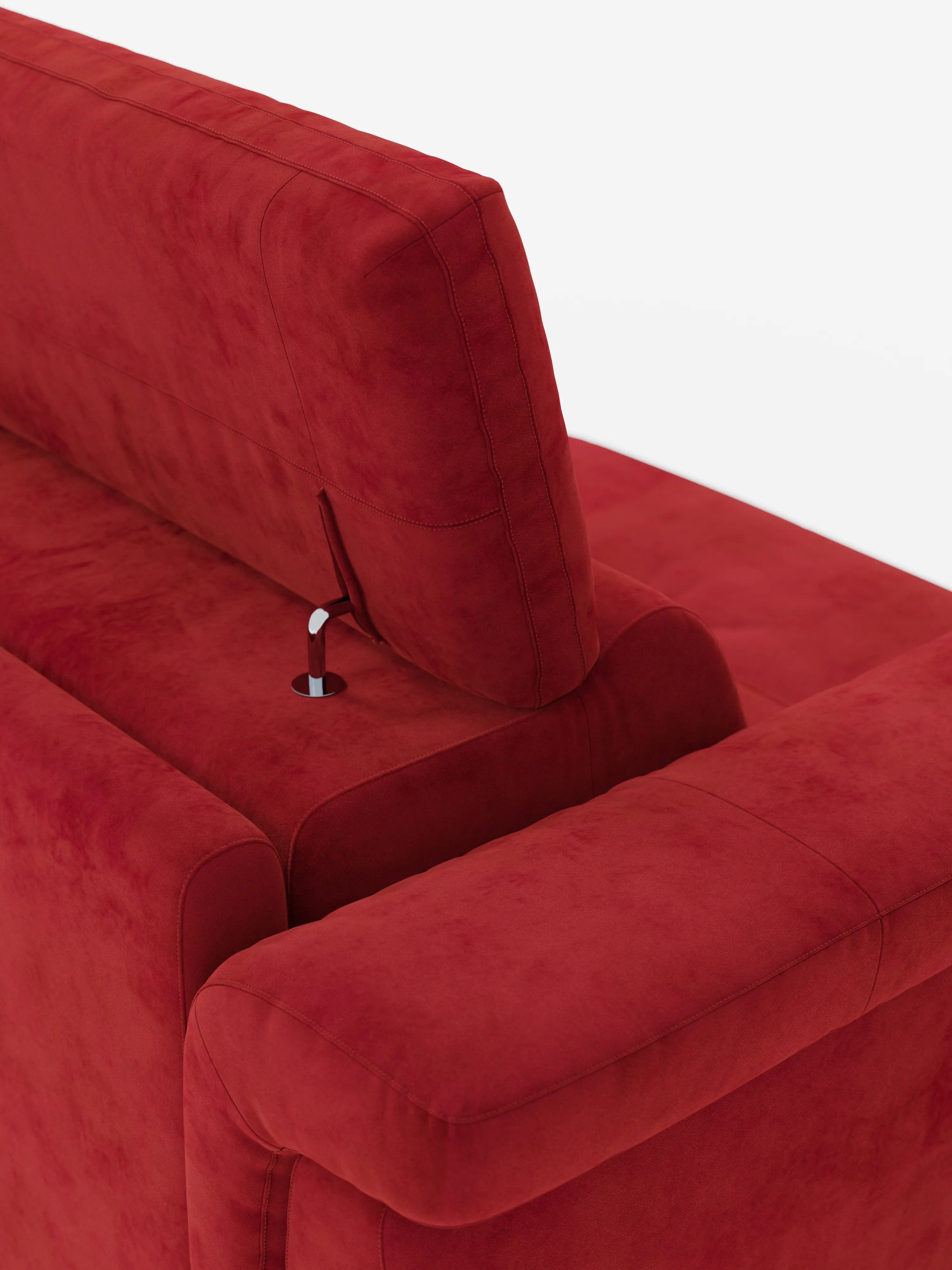 Un primo piano del divano letto di design Capri con piedini alti di Divani.Store mette in risalto il suo audace rivestimento in tessuto rosso smacchiabile effetto velluto T30 e i poggiatesta reclinabili regolabili, sostenuti da un'asta metallica a vista. Realizzato con raffinata maestria italiana, il divano risalta su uno sfondo bianco a tinta unita, mettendo in risalto il suo design elegante e contemporaneo e le gambe alte.