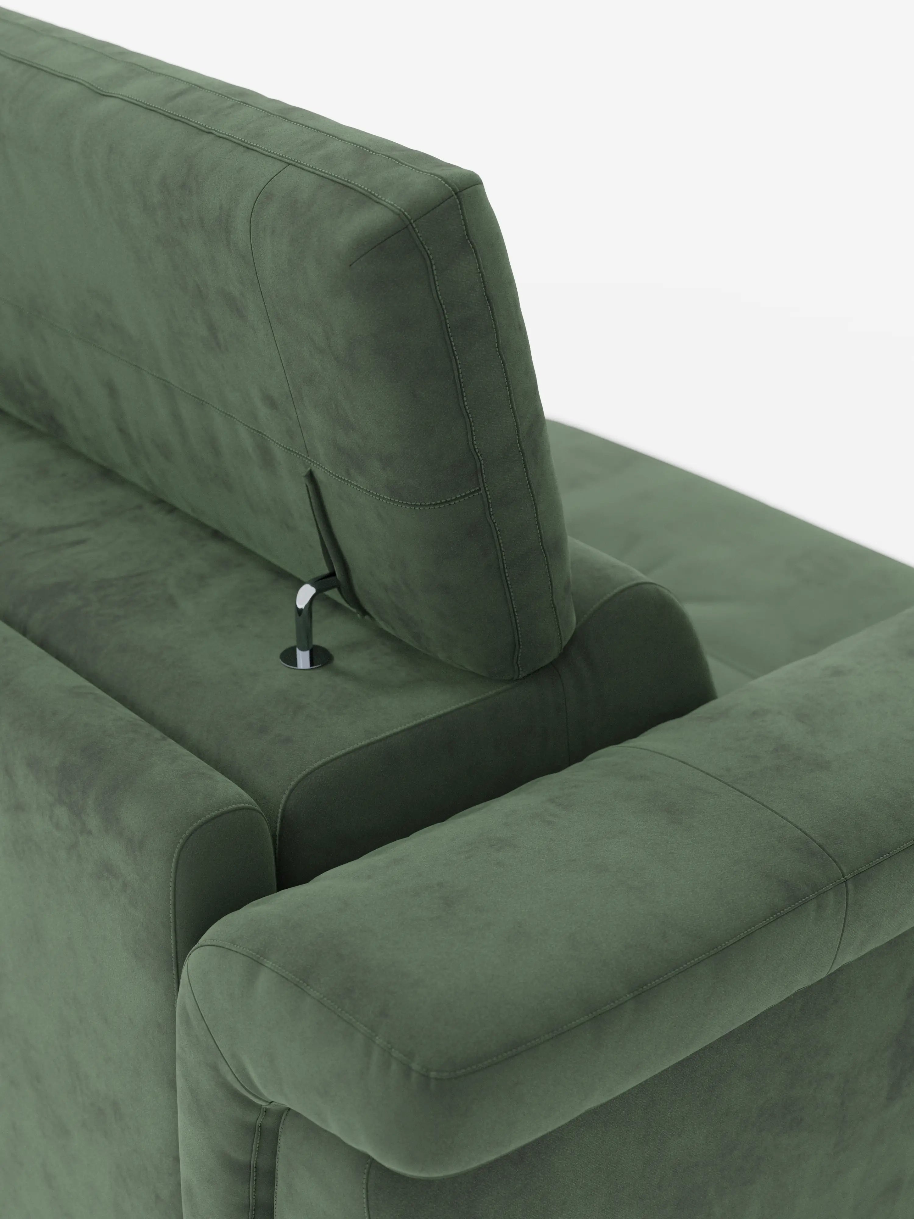 Primo piano del divano letto di design Capri con piedini alti di Divani.Store, rivestito in raffinato tessuto effetto velluto smacchiabile T30 di colore verde. L’immagine mette in risalto il meccanismo regolabile del poggiatesta, che qui appare parzialmente sollevato, con l’elegante leva in metallo ben visibile accanto ad esso. Esemplificando la precisione e l’attenzione ai dettagli tipiche della manifattura italiana, lo sfondo bianco accentua la texture raffinata e le cuciture del divano.