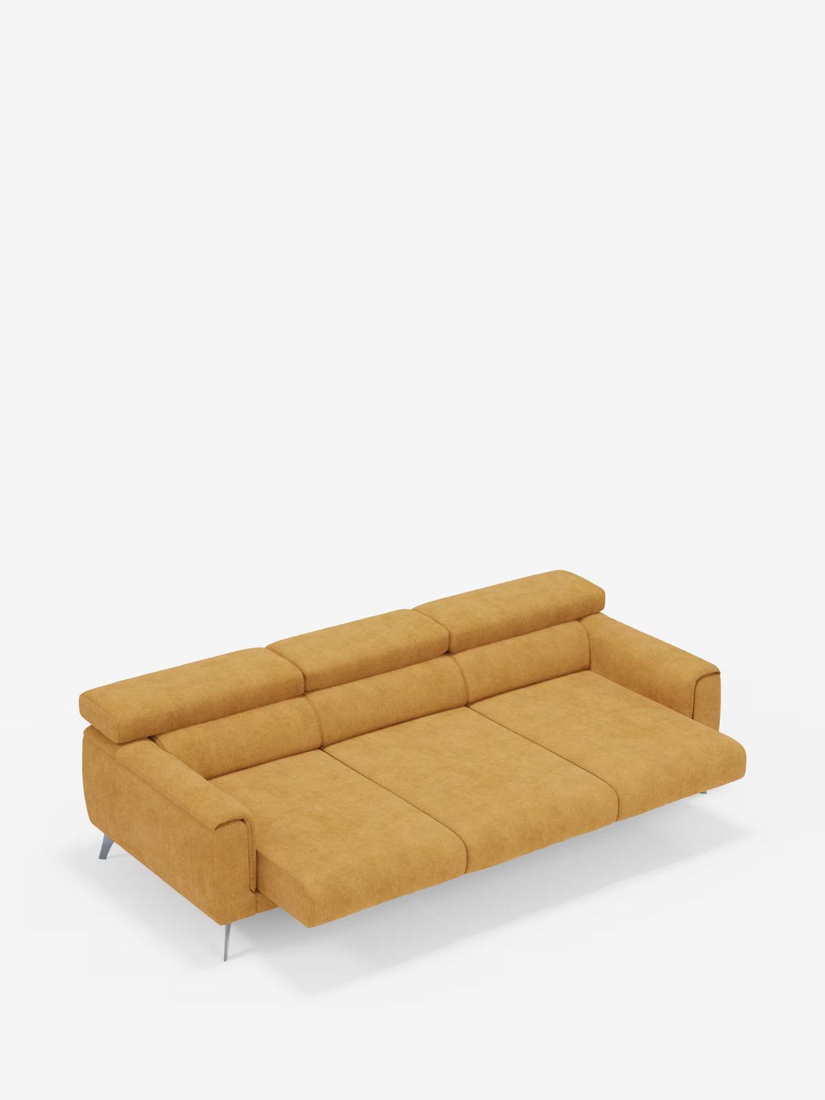 Un divano Caravaggio a 4 posti color giallo senape di Divani.Store, dotato di tre sedute scorrevoli, poggiatesta reclinabile e rivestito in tessuto T31 antimacchia. Questo moderno divano letto si distingue per le linee pulite, con schienale imbottito, braccioli e sottili gambe argentate, che risaltano su uno sfondo bianco a tinta unita.