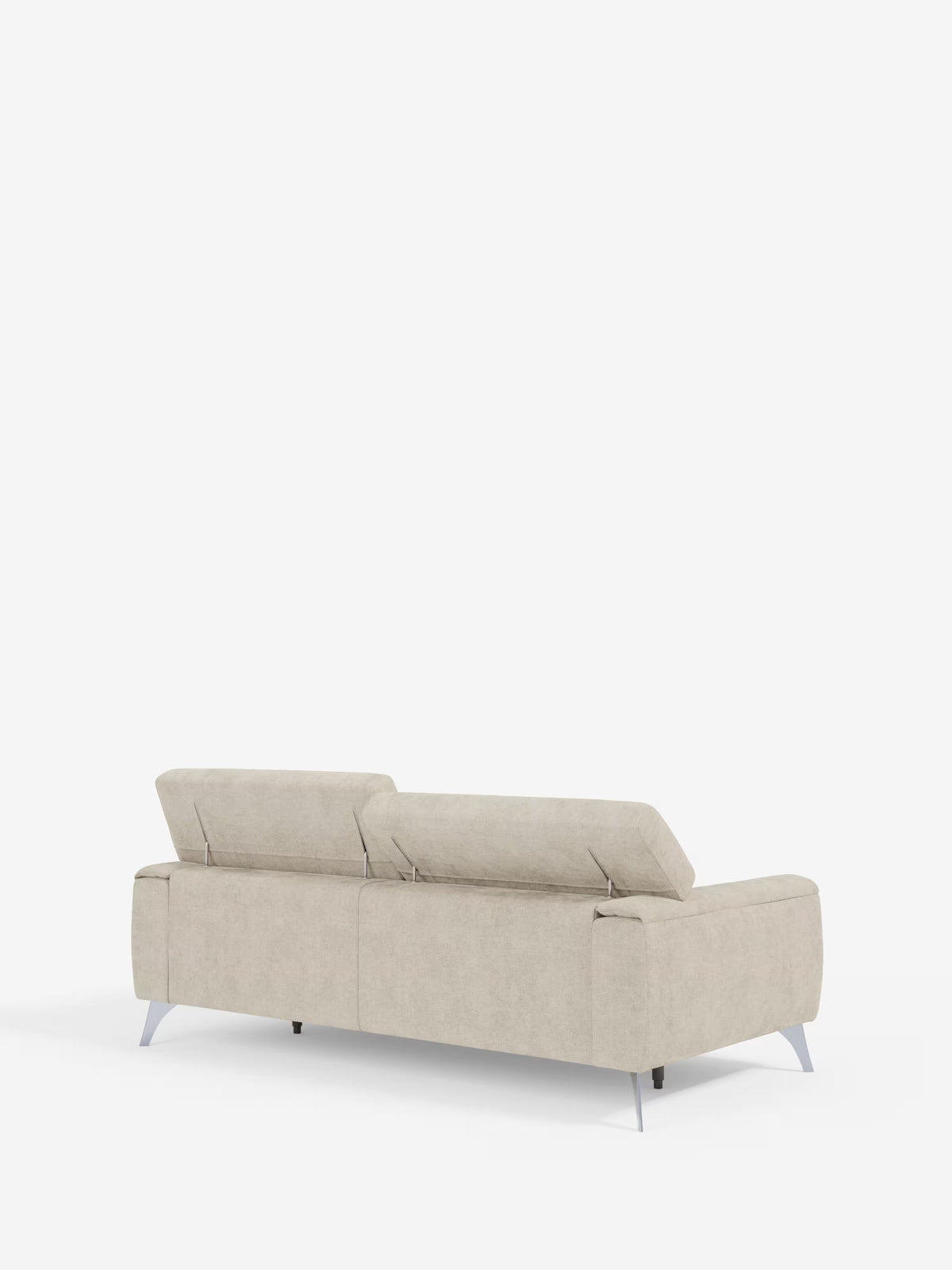 Un divano Caravaggio beige chiaro a 2 e 3 posti con sedute allungabili e poggiatesta reclinabili, rivestito nell’elegante tessuto smacchiabile T31 di Divani.Store, visto da dietro, caratterizzato da gambe in metallo e due poggiatesta regolabili, su uno sfondo bianco a tinta unita: perfetto per un soggiorno contemporaneo.