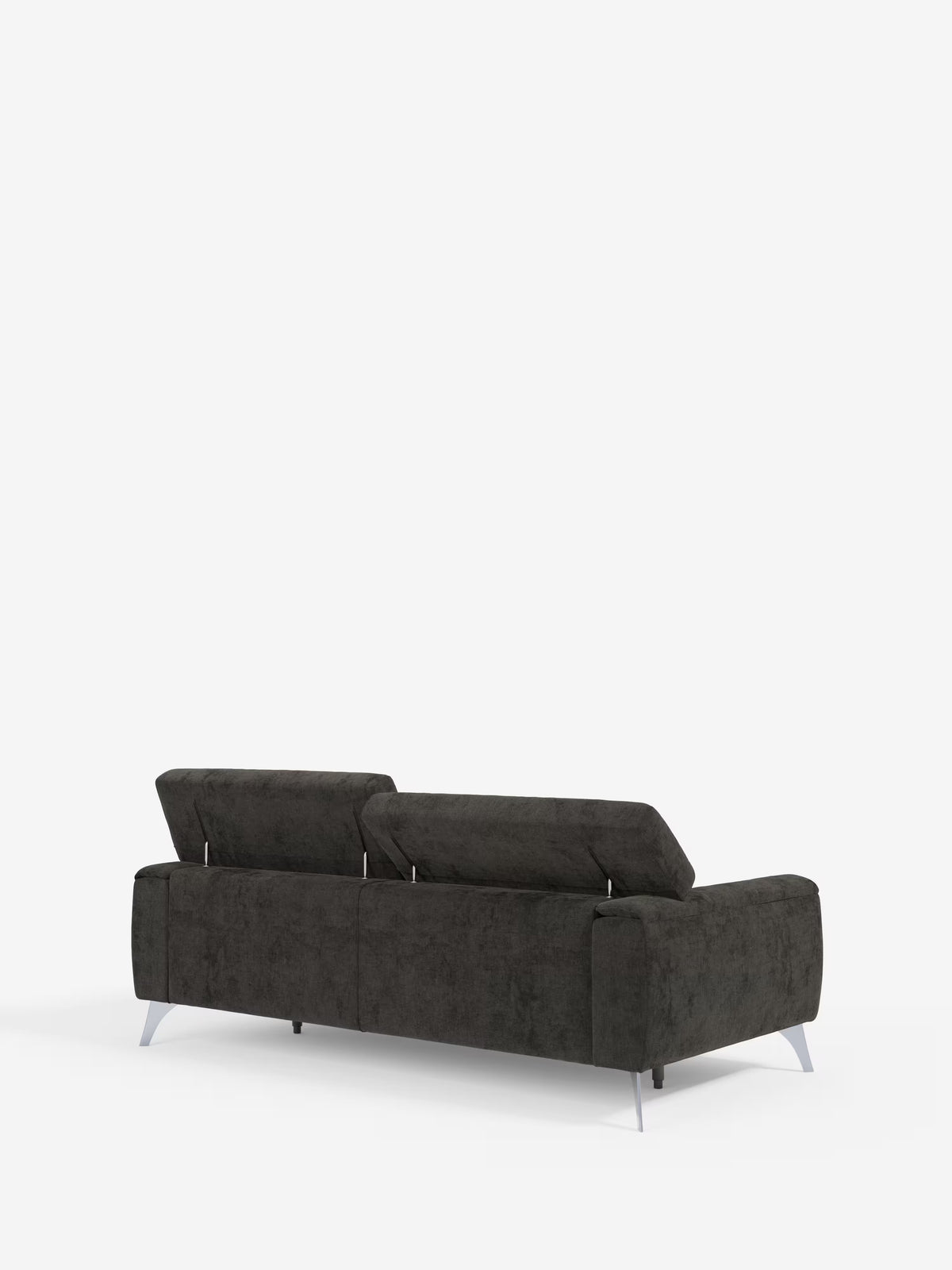 Il divano Caravaggio a 2 e 3 posti di Divani.Store, in grigio scuro, caratterizzato da gambe angolate metalliche, è ripreso di retro. Questo elegante divano, rivestito in tessuto smacchiabile T31, è dotato di due poggiatesta regolabili e presenta una silhouette minimalista, ideale per un soggiorno contemporaneo. Sullo sfondo bianco, l’immagine mette in risalto la struttura e la raffinata trama del divano.